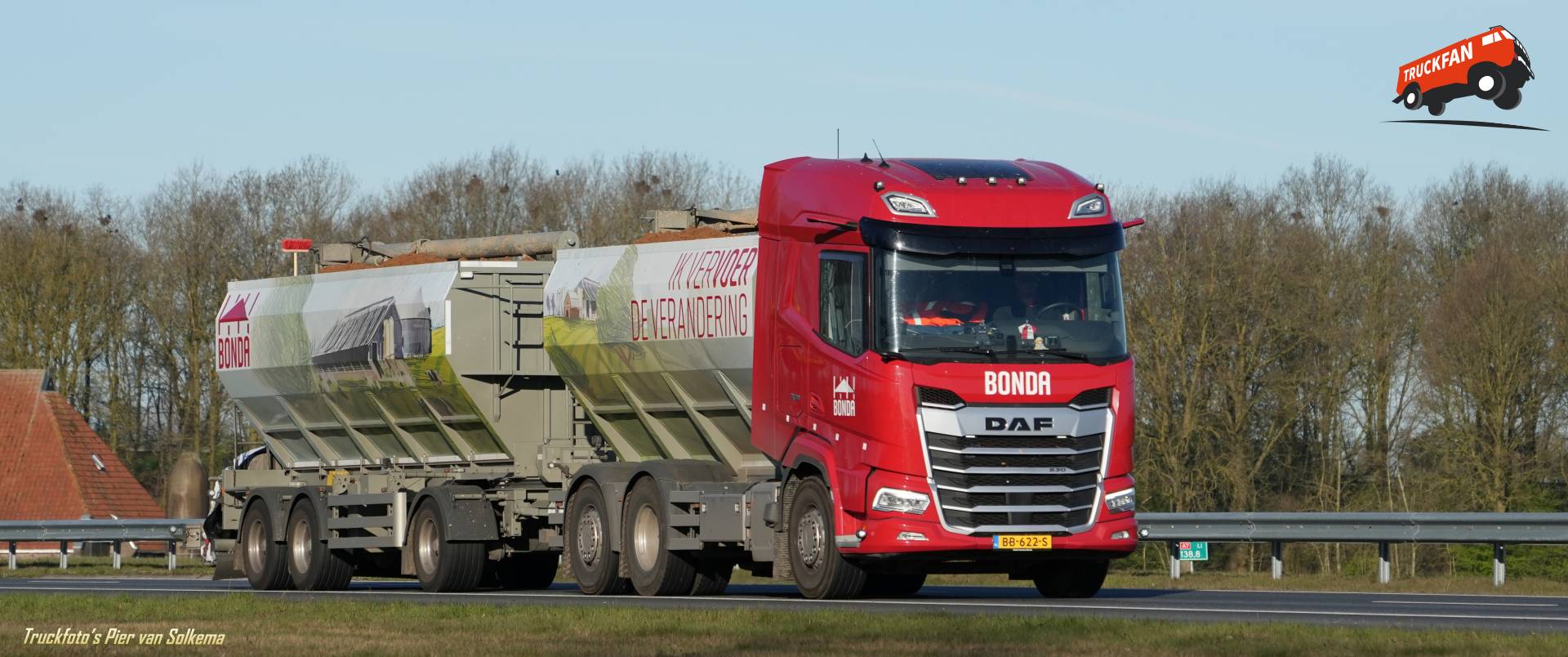 DAF XF vrachtwagen op A7 Joure