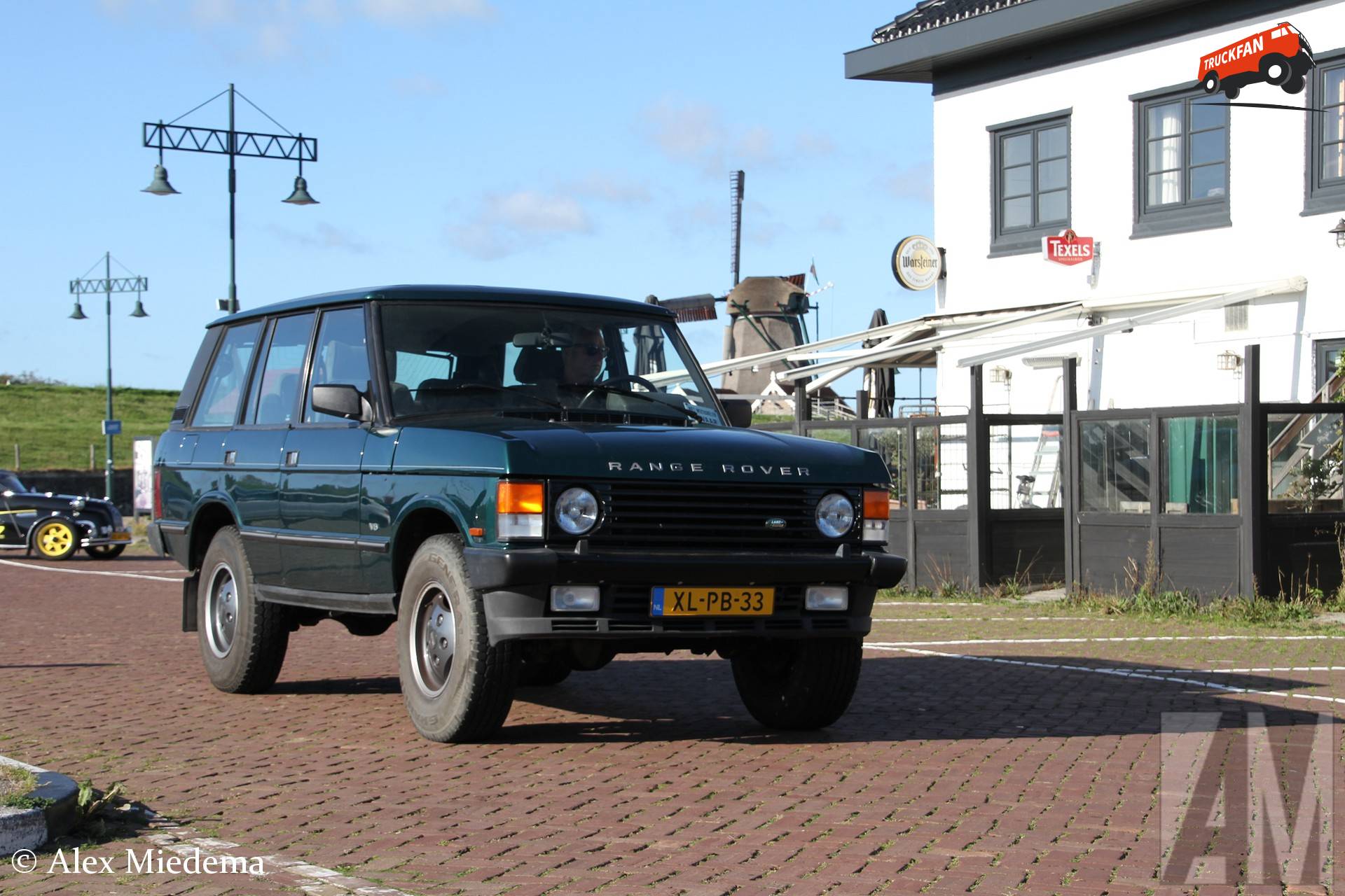 Range Rover 4x4 uit 1974 in haven Oudeschild