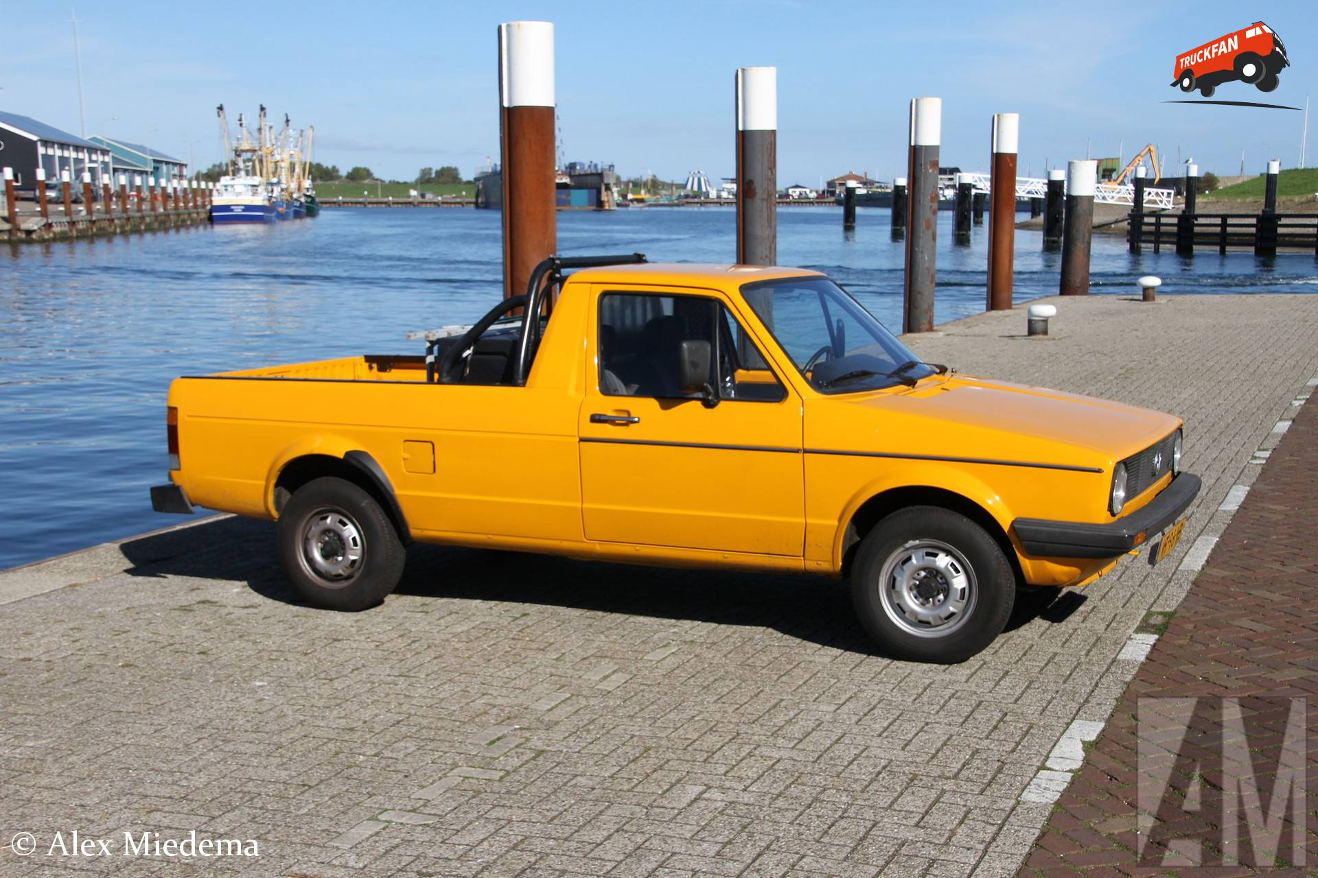 VW Caddy met kenteken VT-96-VB in haven Oudeschild
