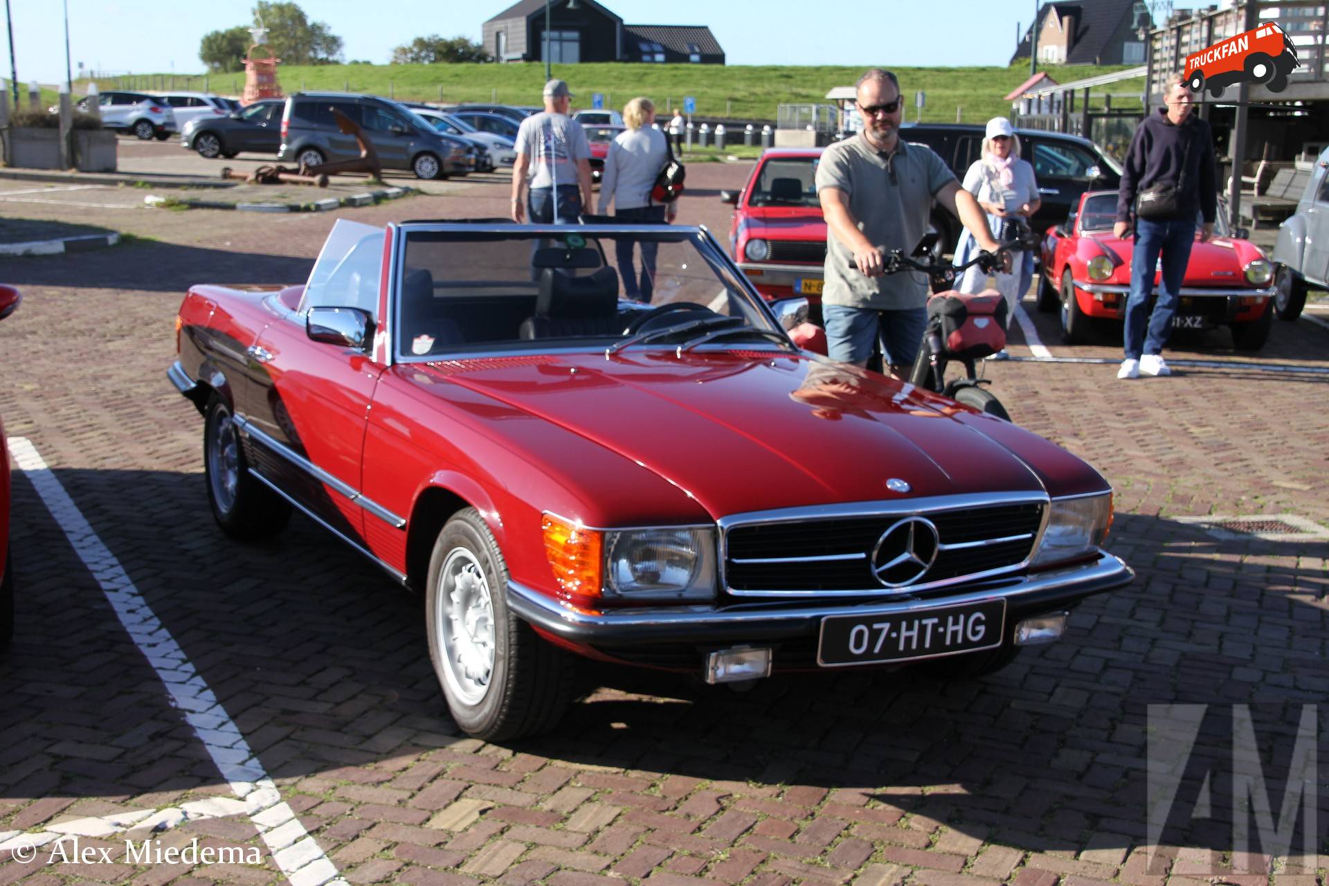 Mercedes-Benz 280SL uit 1978 in haven Oudeschild