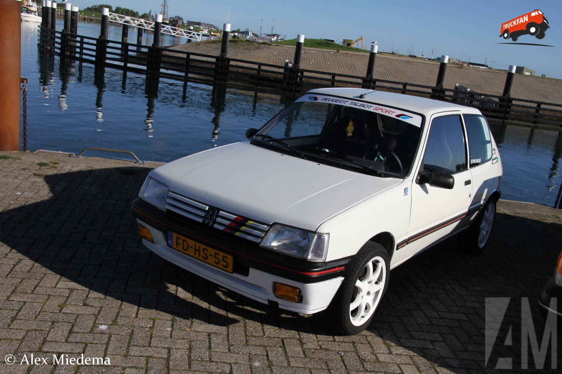 Peugeot 205 Accent 1.1 uit 1992 in haven Oudeschild