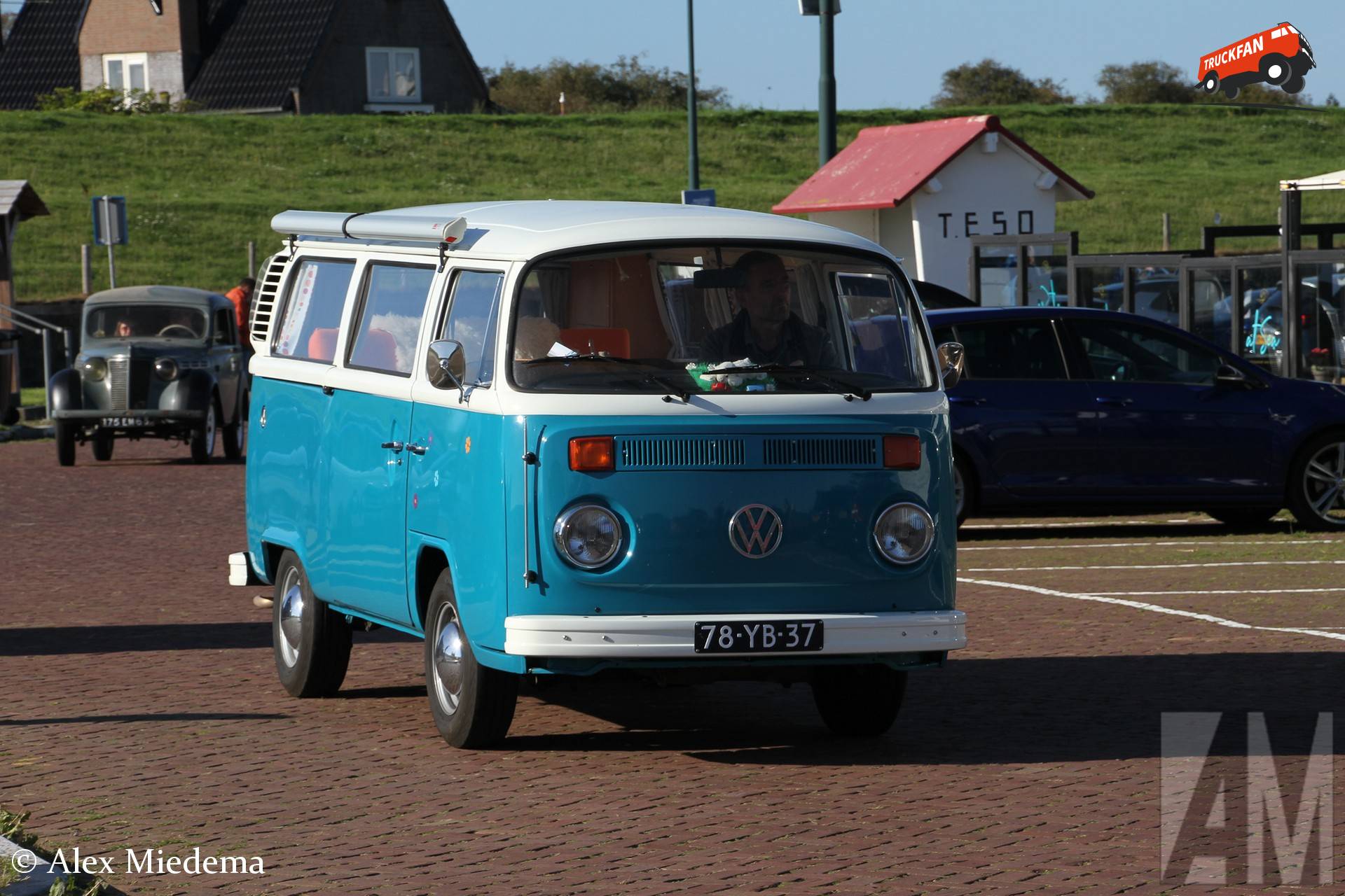Volkswagen Transporter T2 uit 1975 in haven Oudeschild