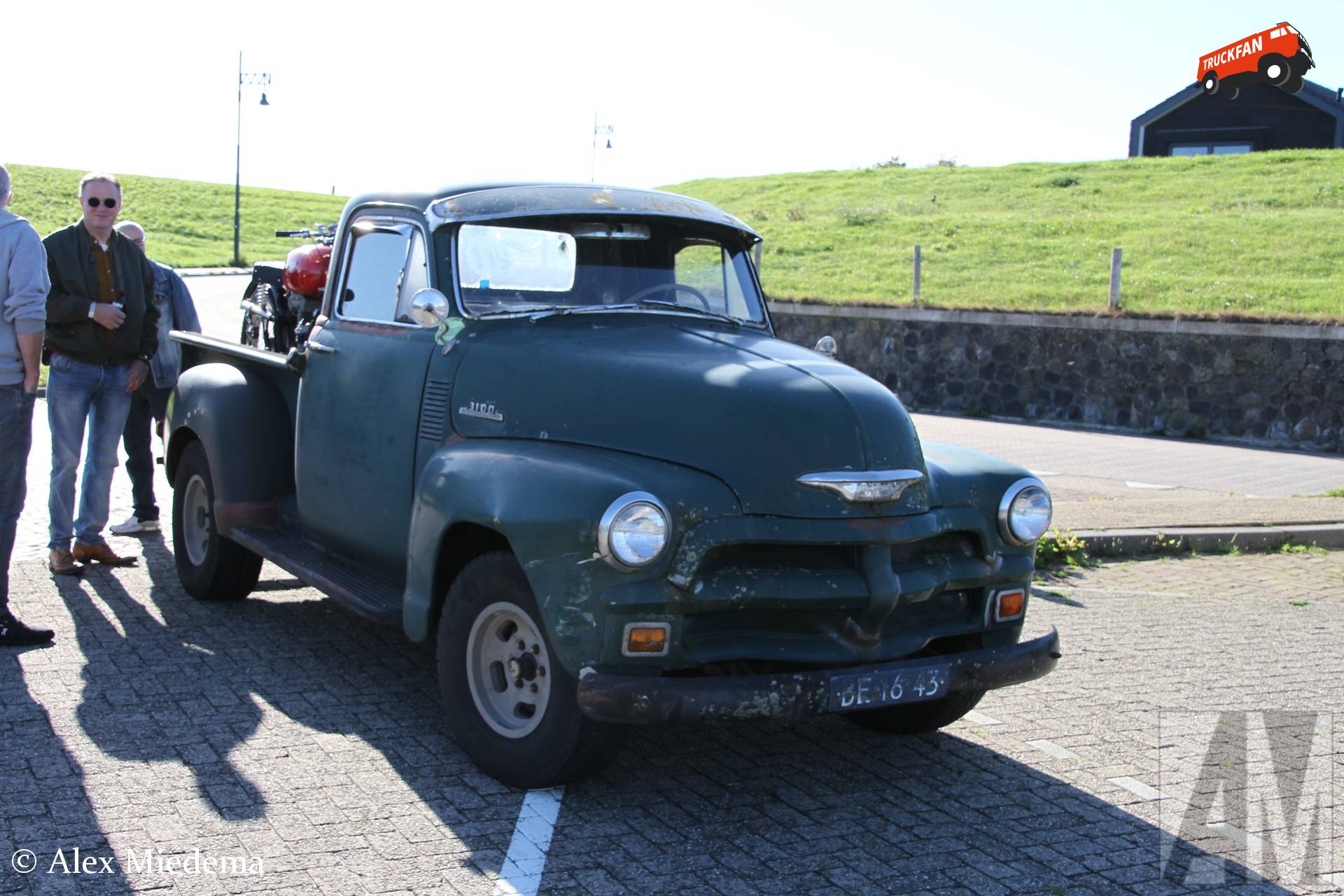 Chevrolet 3100 van 1955 in haven Oudeschild