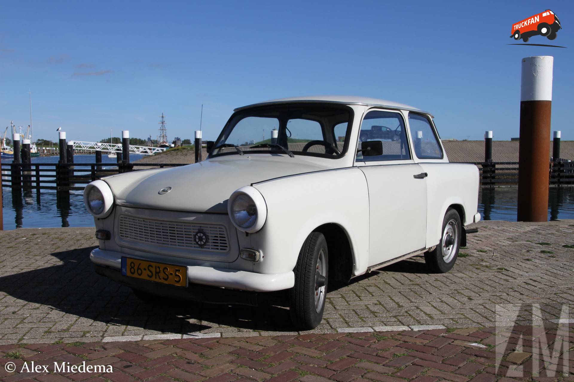 Trabant 601 in haven Oudeschild