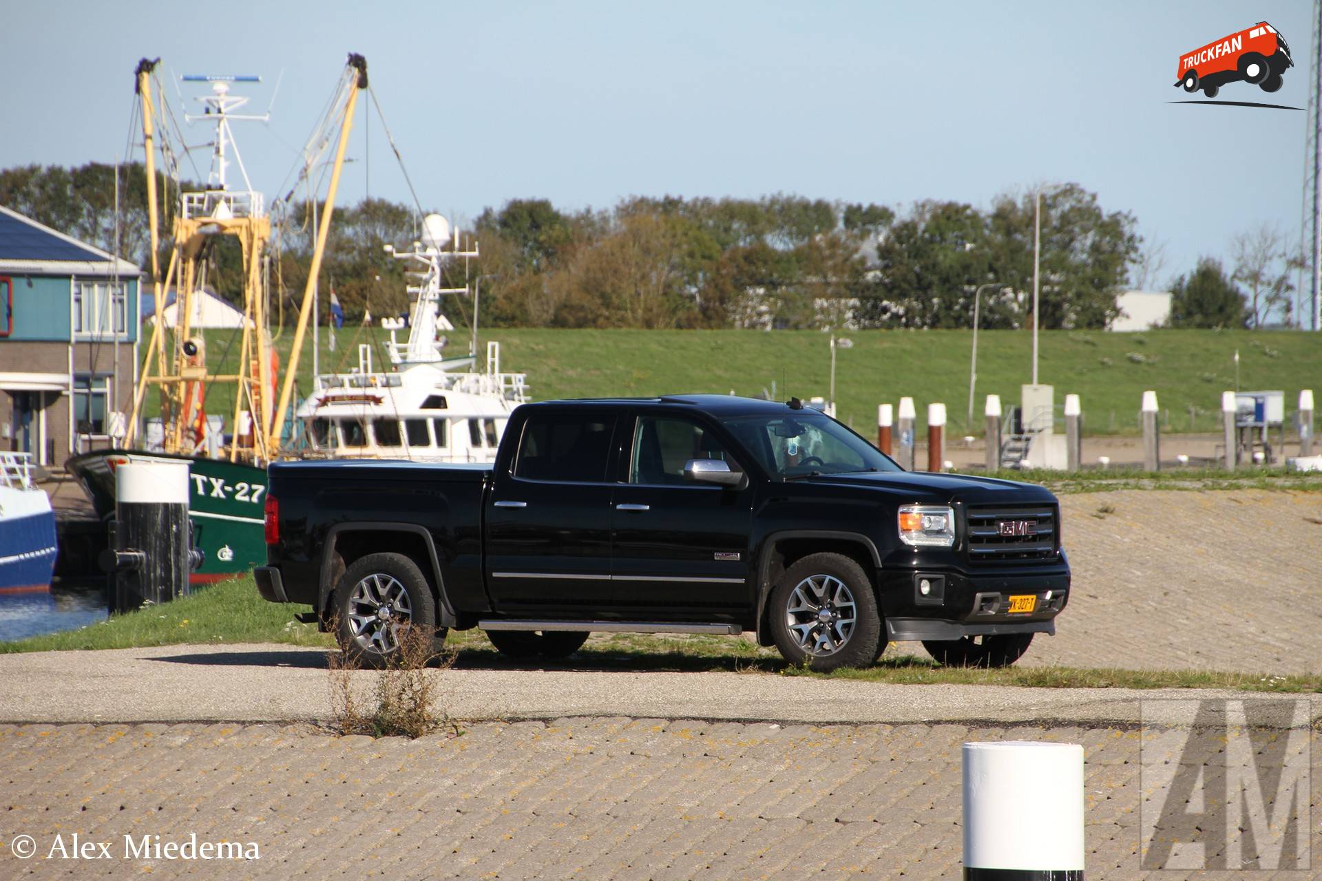 GMC Sierra 1500 uit 2014 in haven Oudeschild