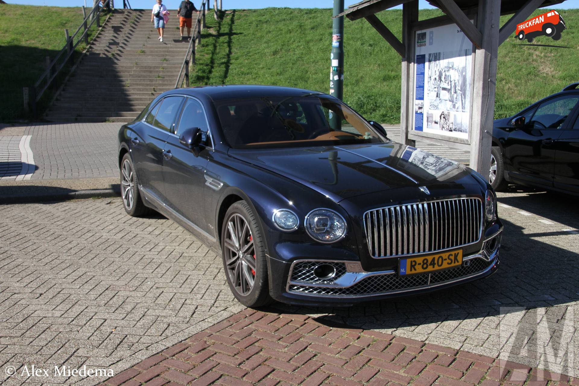 Bentley Flying Spur Azure Hybrid 2022 in haven Oudeschild