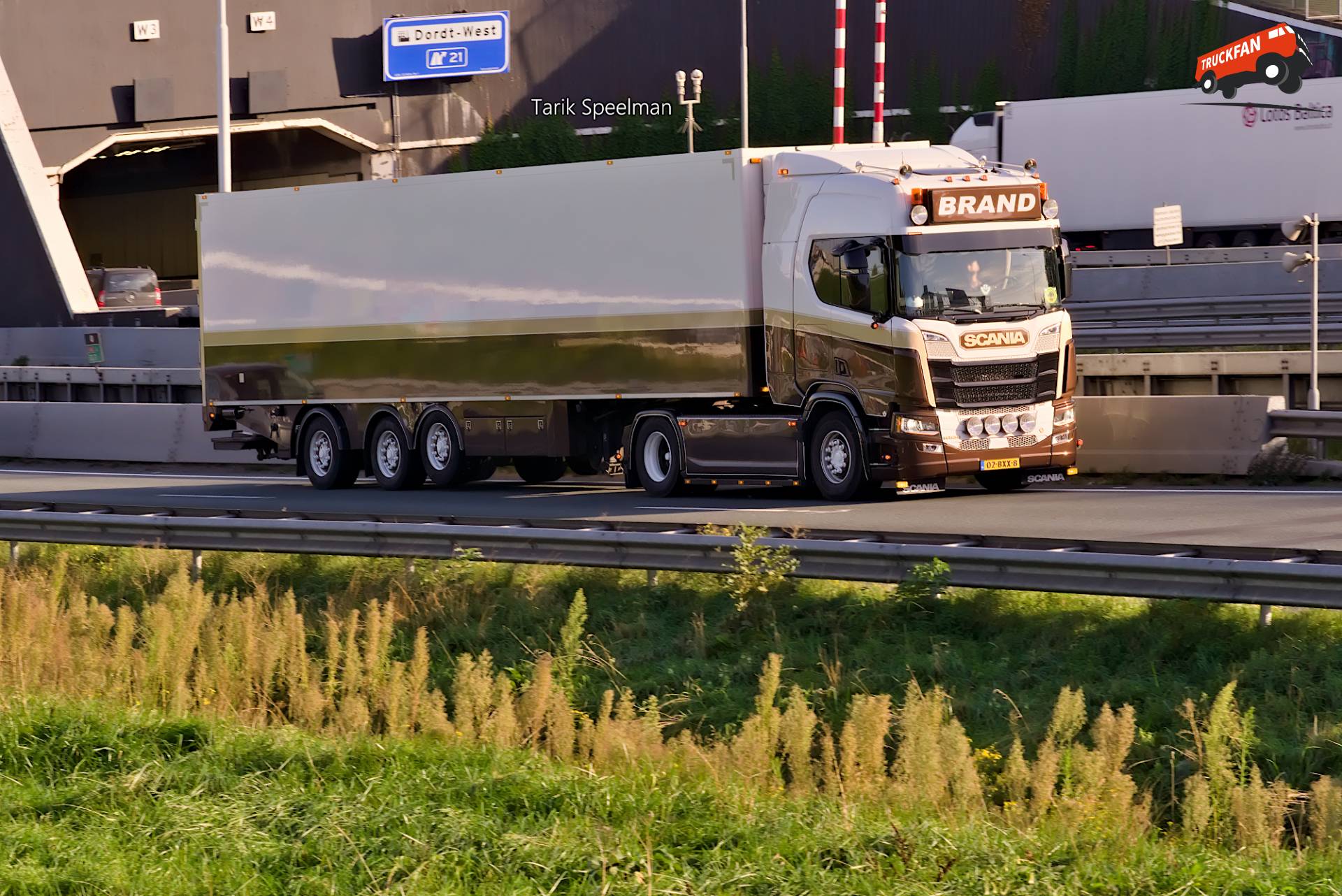Scanian R530 vrachtwagen met kenteken 02-BXX-8