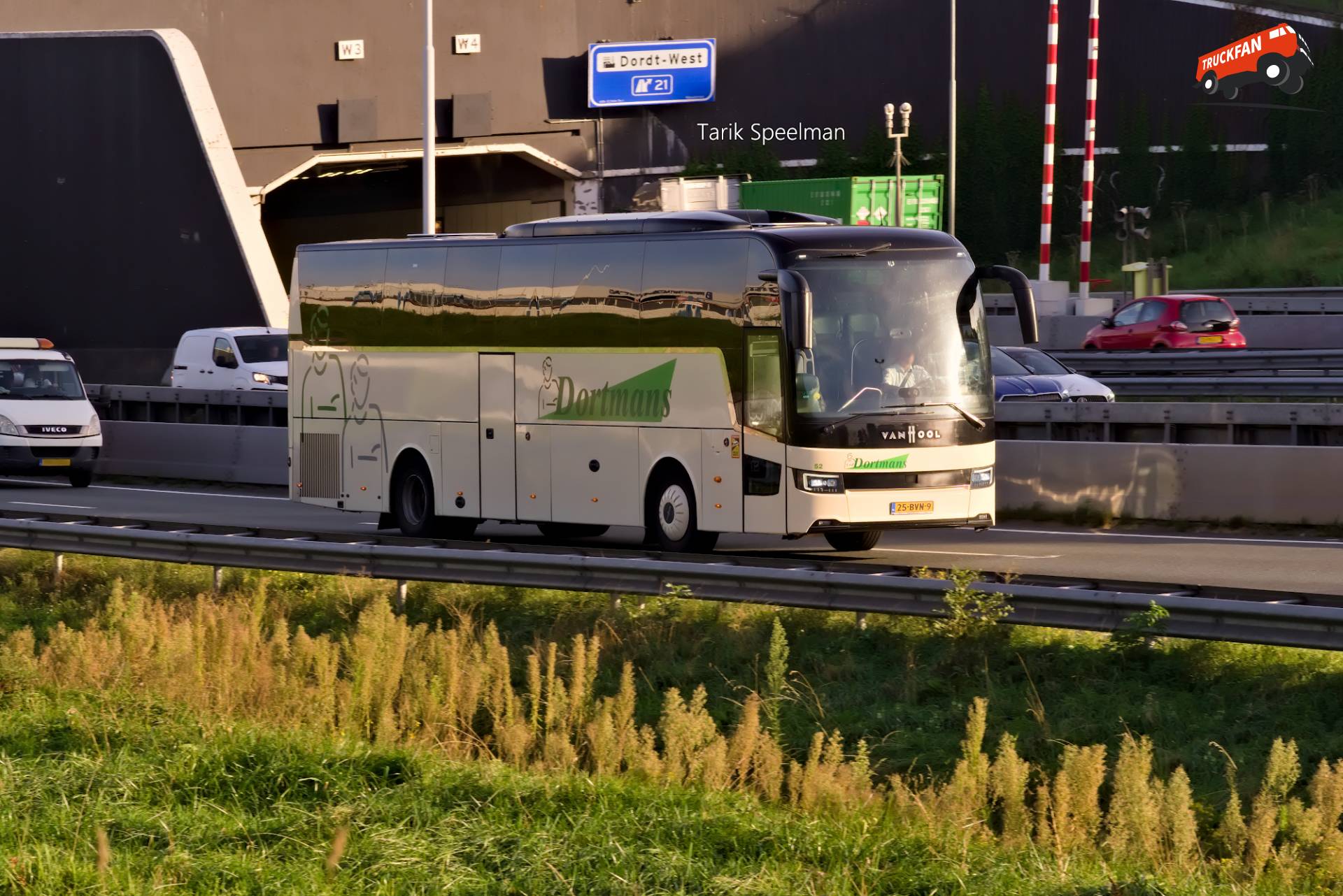 52, Van Hool T 15 Acron reisbus op A16