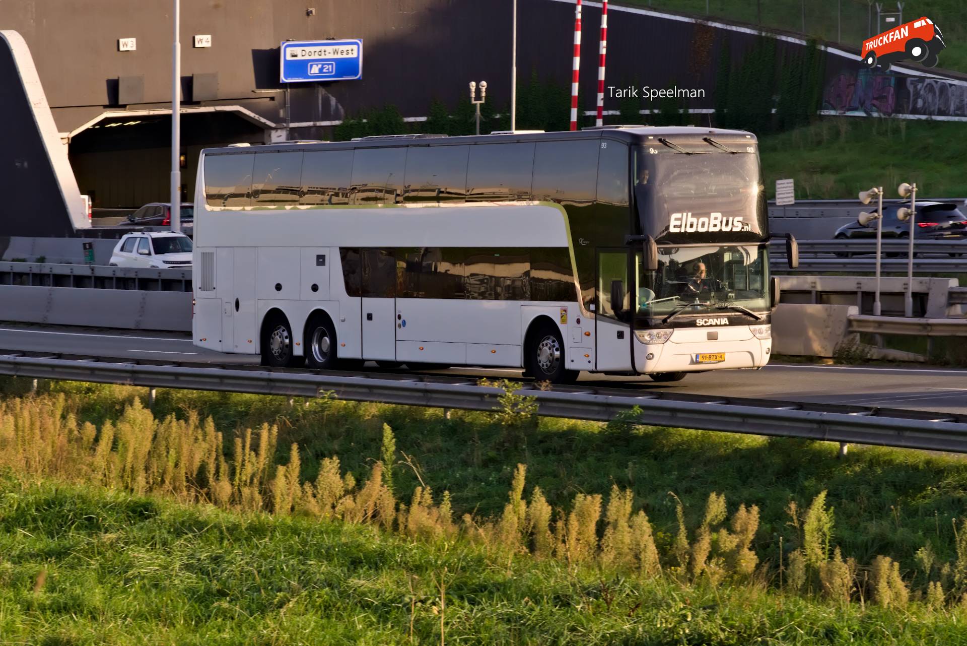 Van Hool TDX27 Astromega Reisbus op A16
