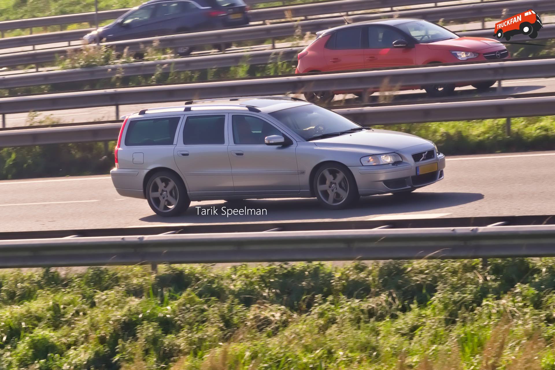 Volvo V70 personenauto op A16