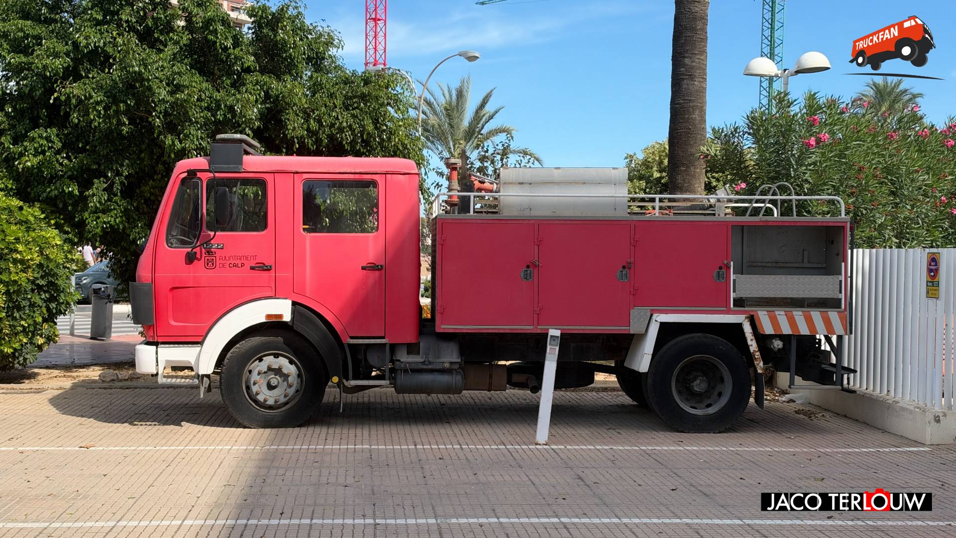 Mercedes-Benz NG 1222/LF bij politiebureau in Calpe