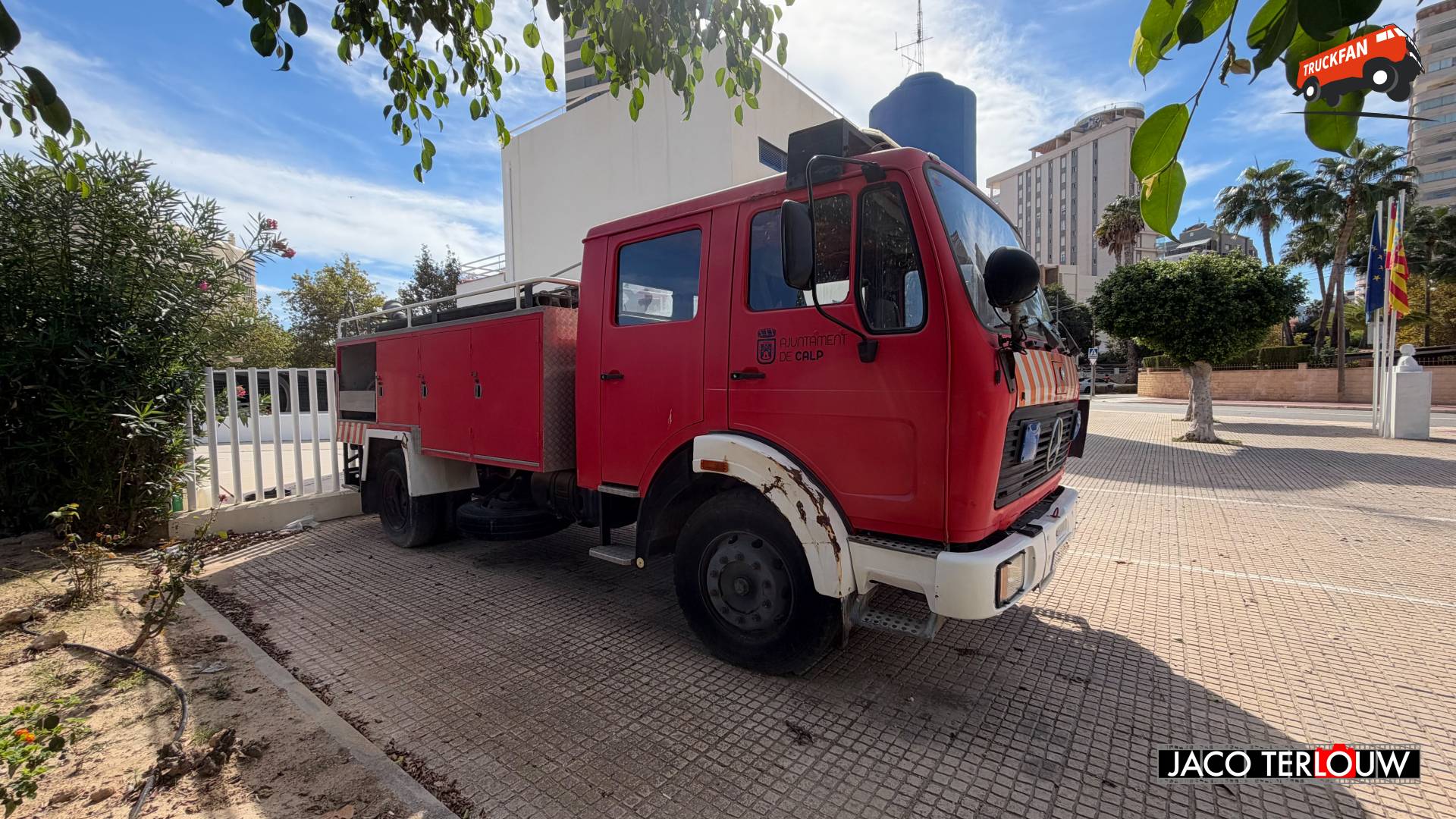 Mercedes-Benz NG 1222/LF bij politiebureau in Calpe