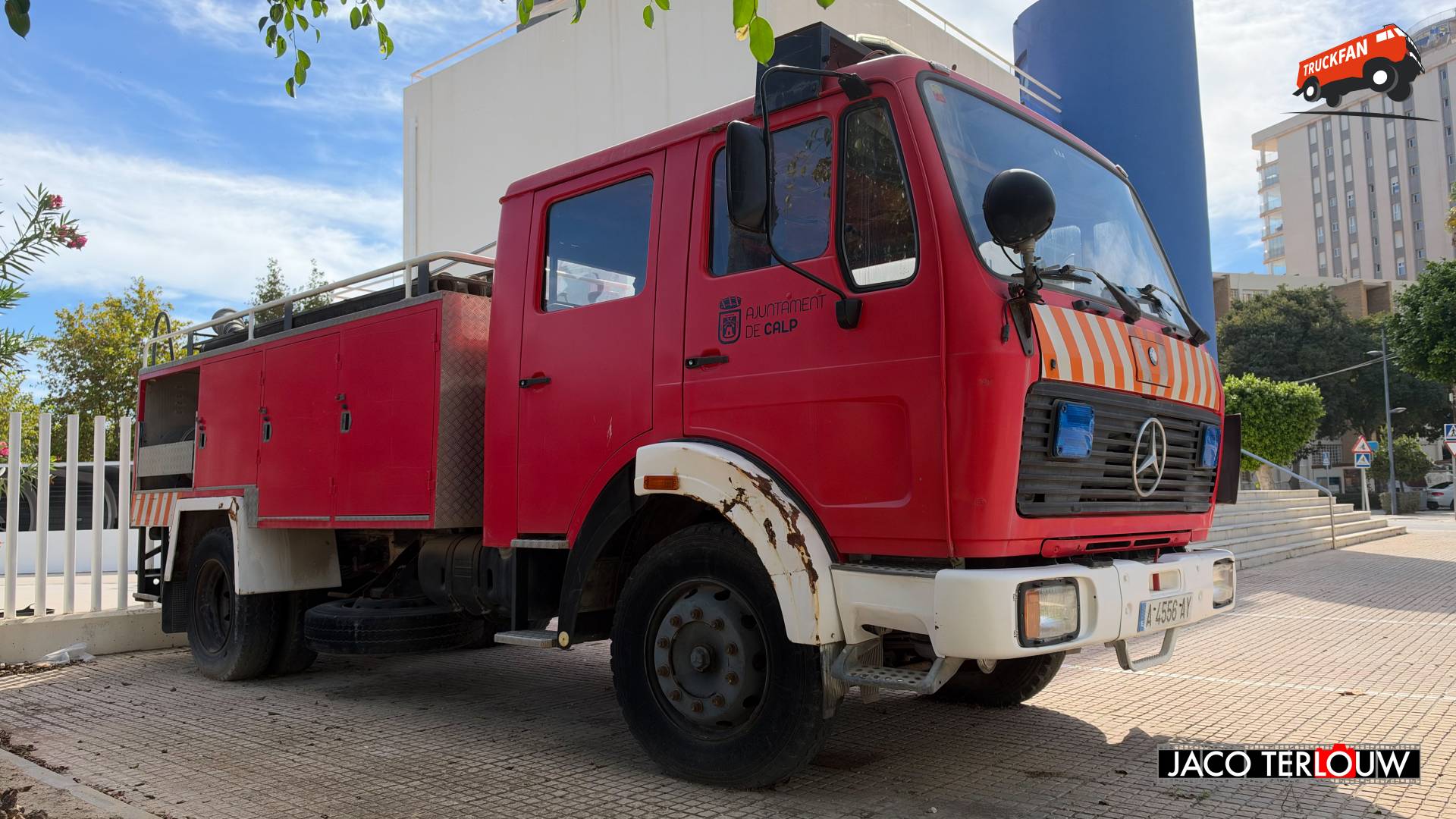 Mercedes-Benz NG 1222/LF bij politiebureau in Calpe