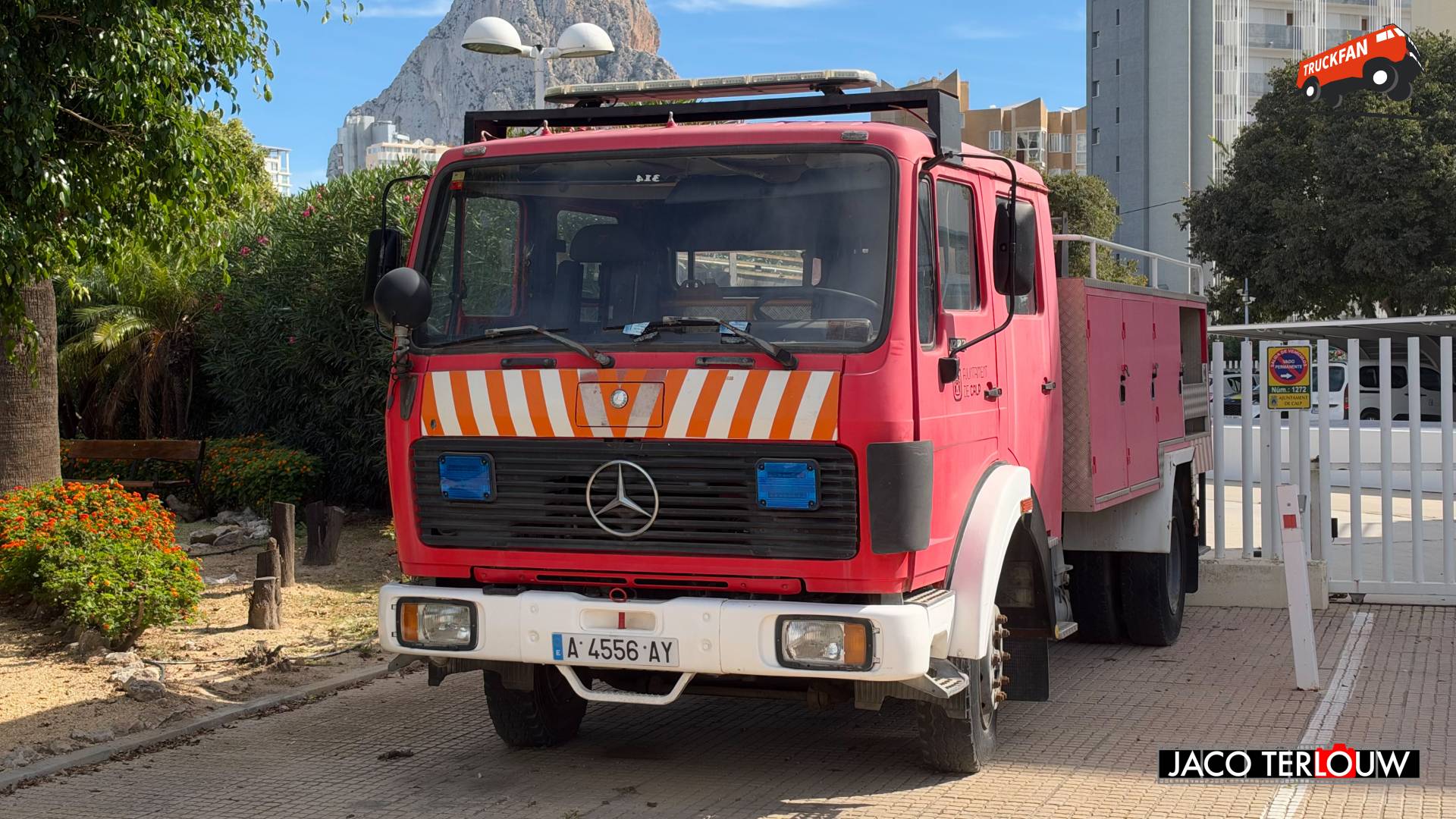 Mercedes-Benz NG 1222/LF bij politiebureau in Calpe