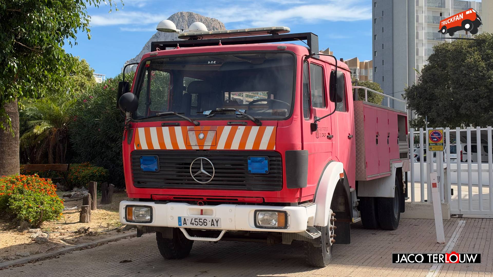 Mercedes-Benz NG 1222/LF bij politiebureau in Calpe