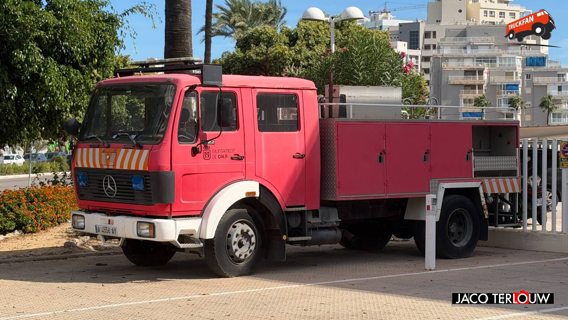 Mercedes-Benz NG 1222/LF bij politiebureau in Calpe