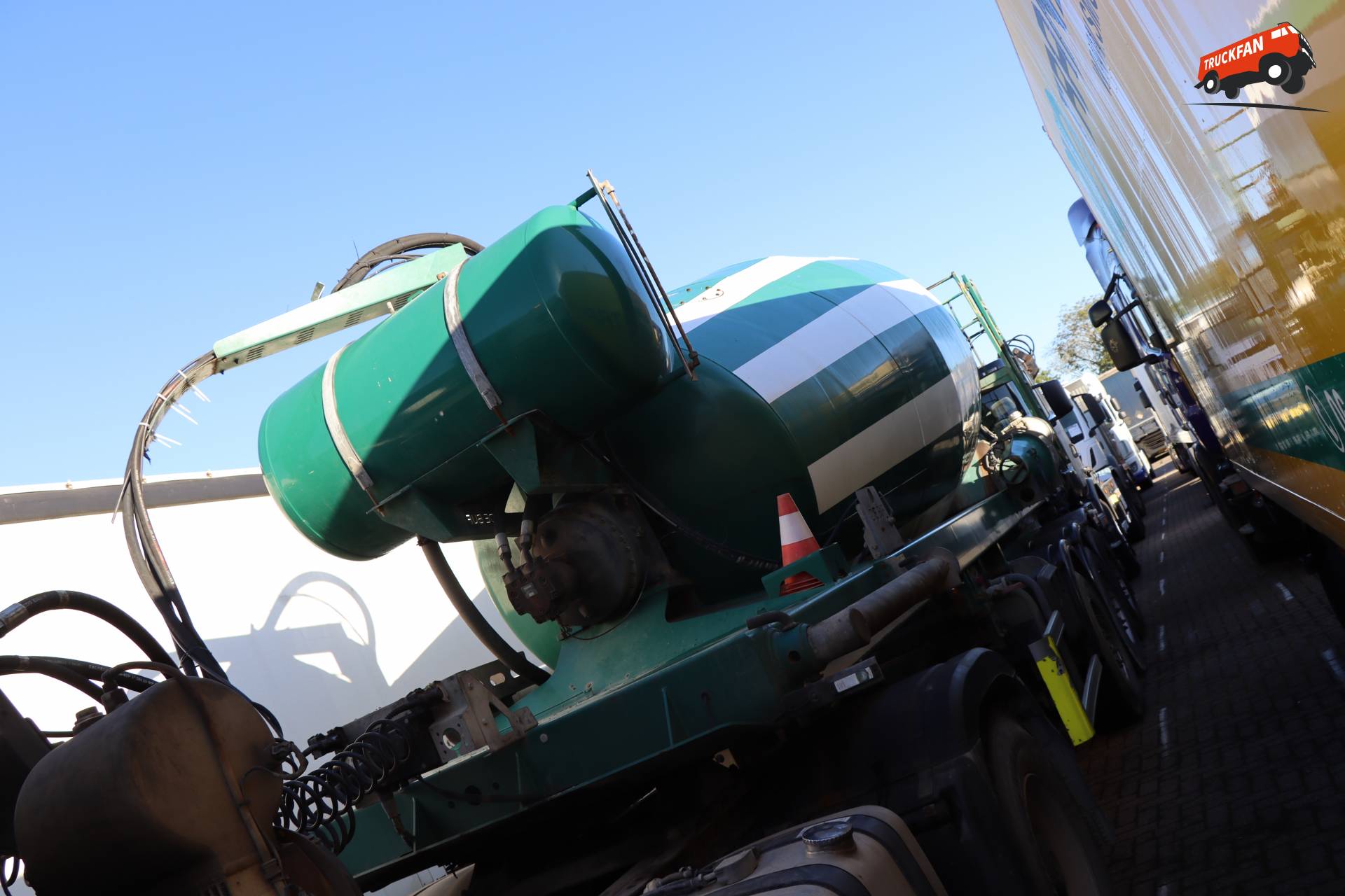De Buf mixeroplegger bij Kleyn Trucks