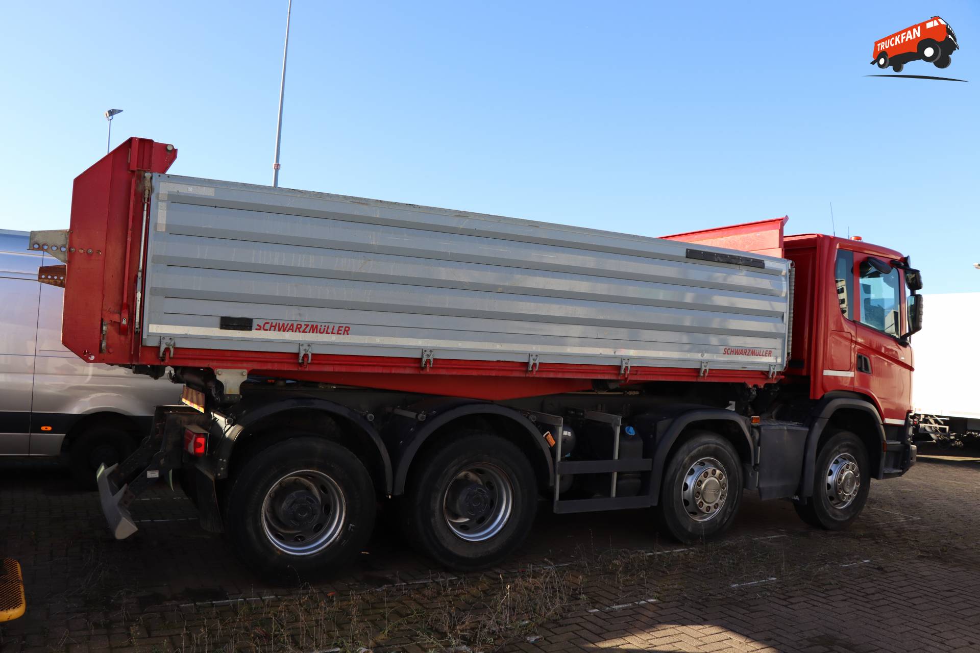Scania G410 XT met Schwarzmüller kipper