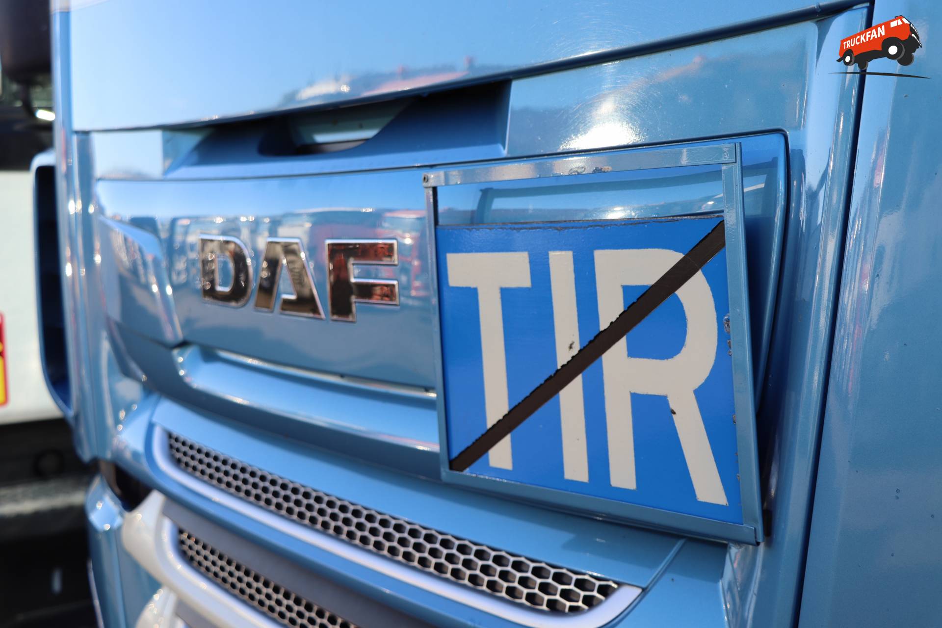 TIR bordje op DAF grille bij Kleyn Trucks