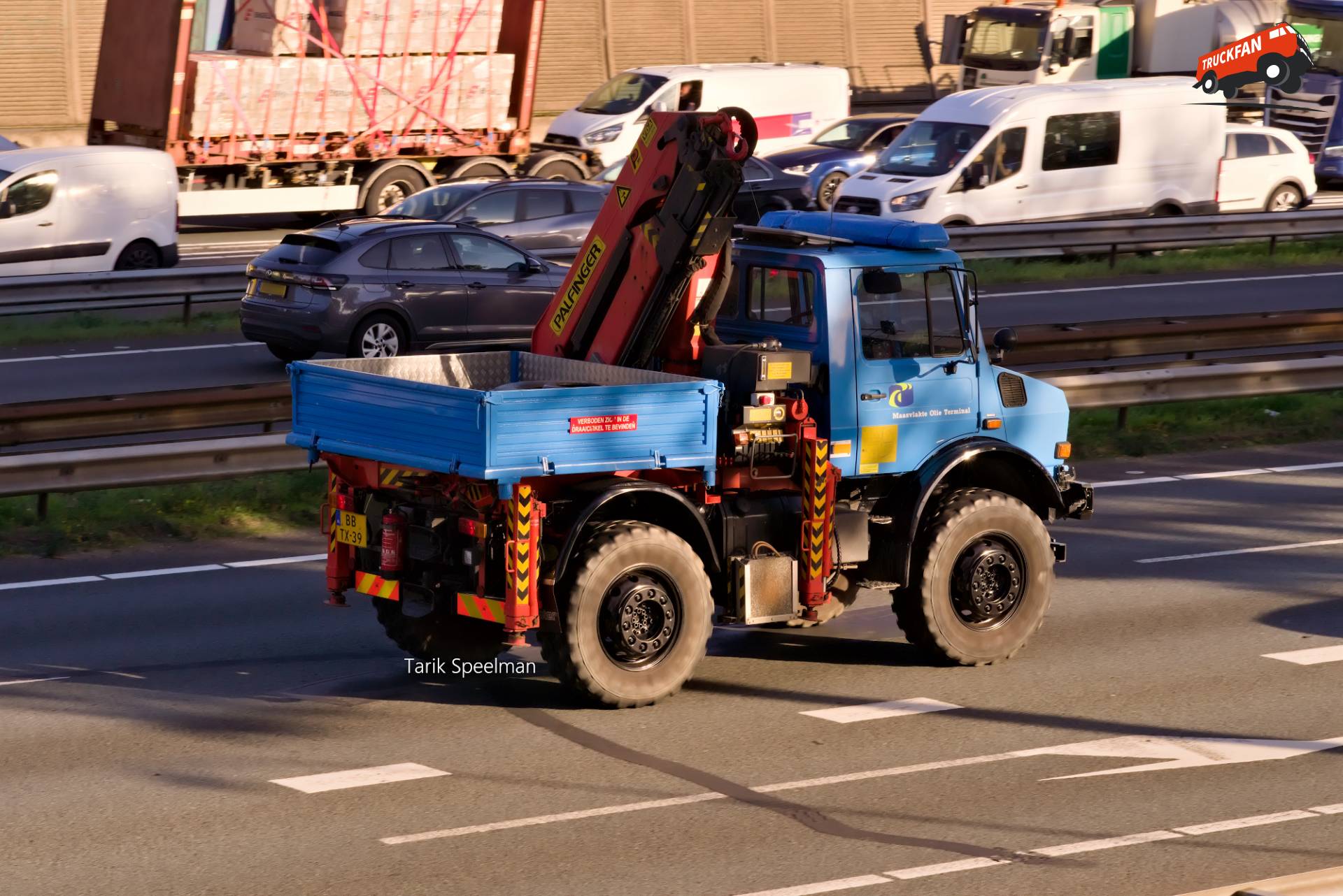 Unimog U 2100 met kenteken BB-TX-39 op A16
