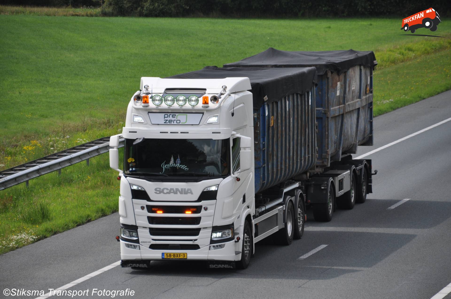 Scania R460 vrachtwagen van Prezero