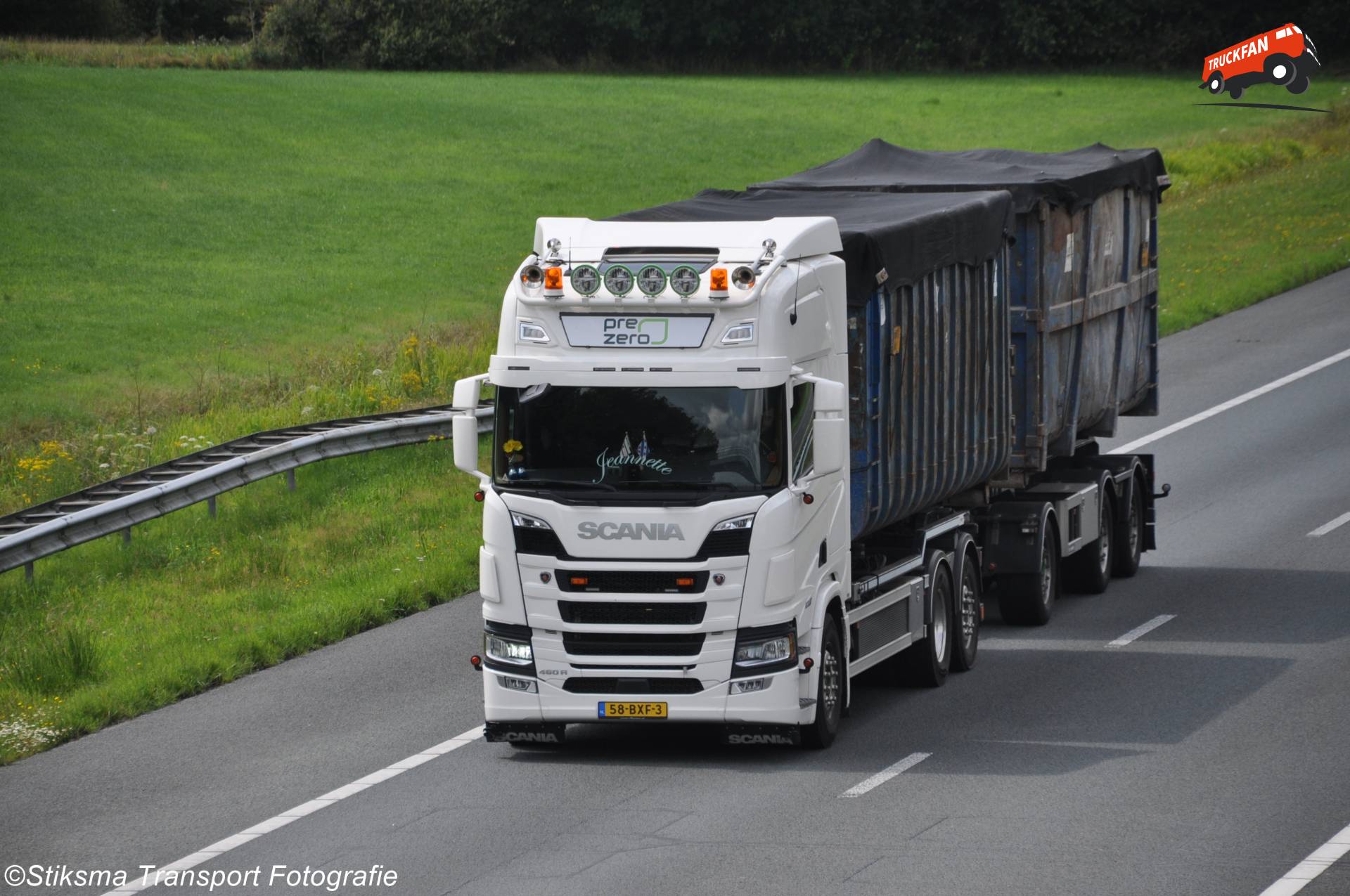 Scania R460 vrachtwagen van Prezero