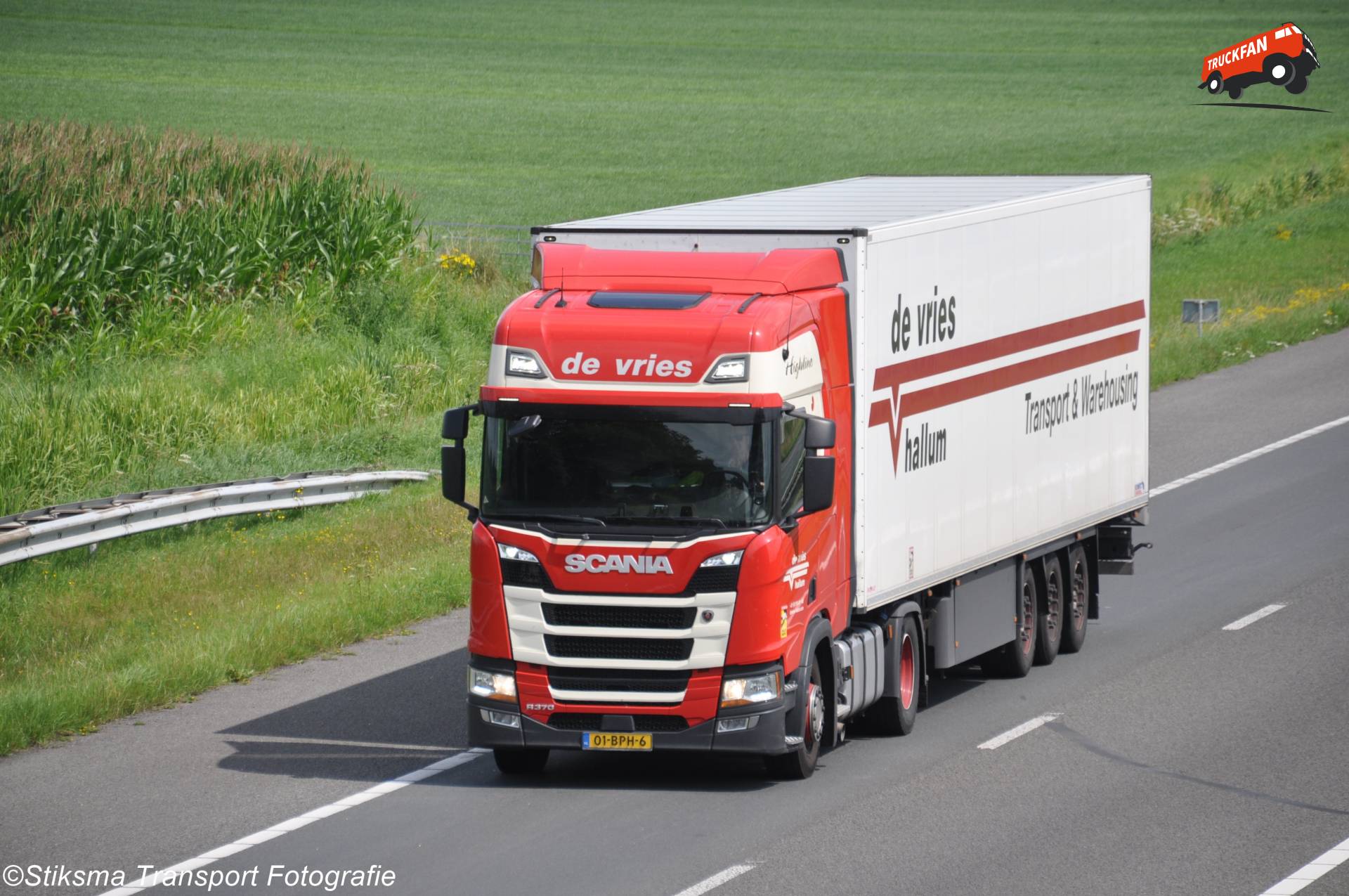 Scania R370 vrachtwagen van De Vries Hallum
