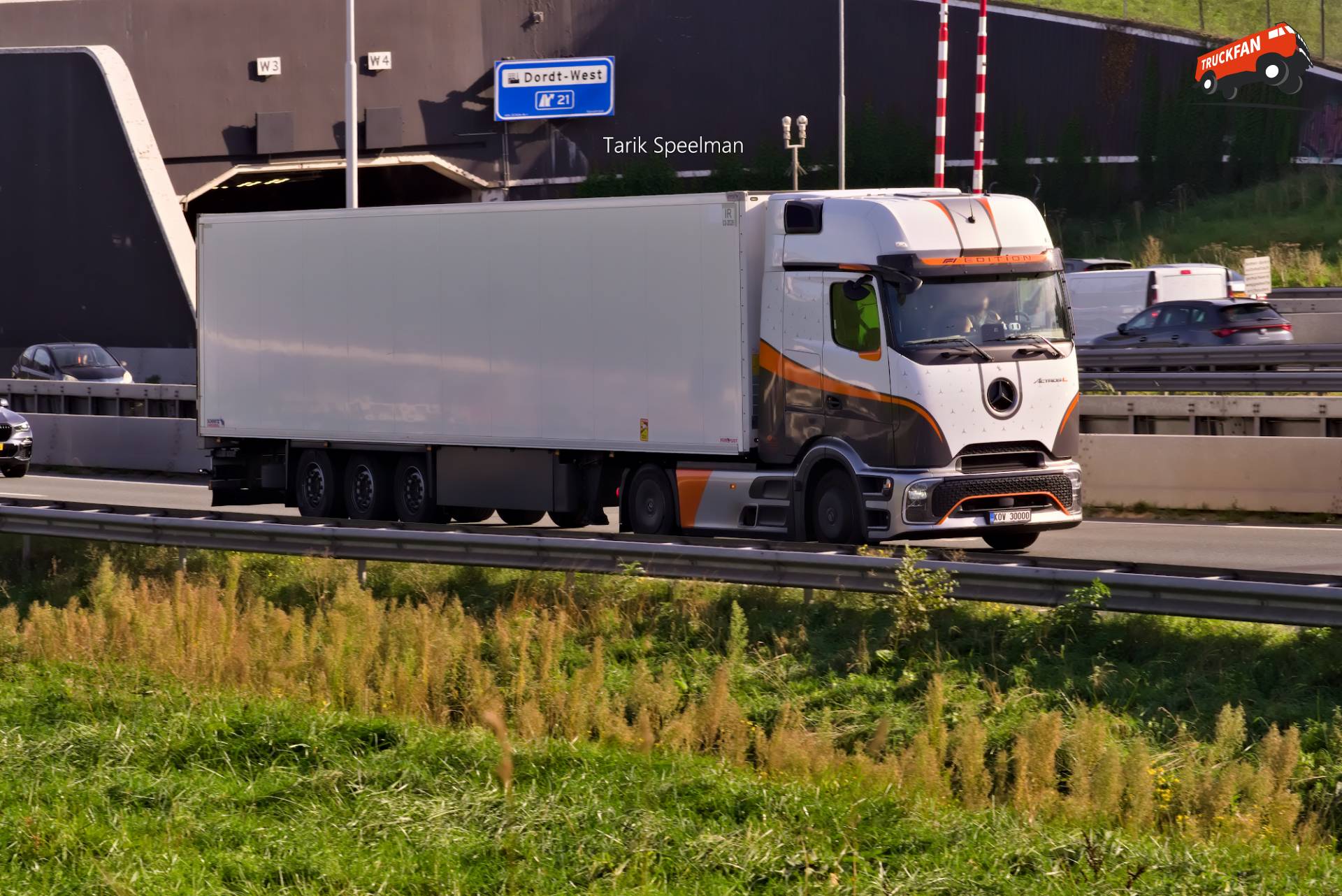 Mercedes-Benz Actros L ProCabin met kenteken KOV 30000