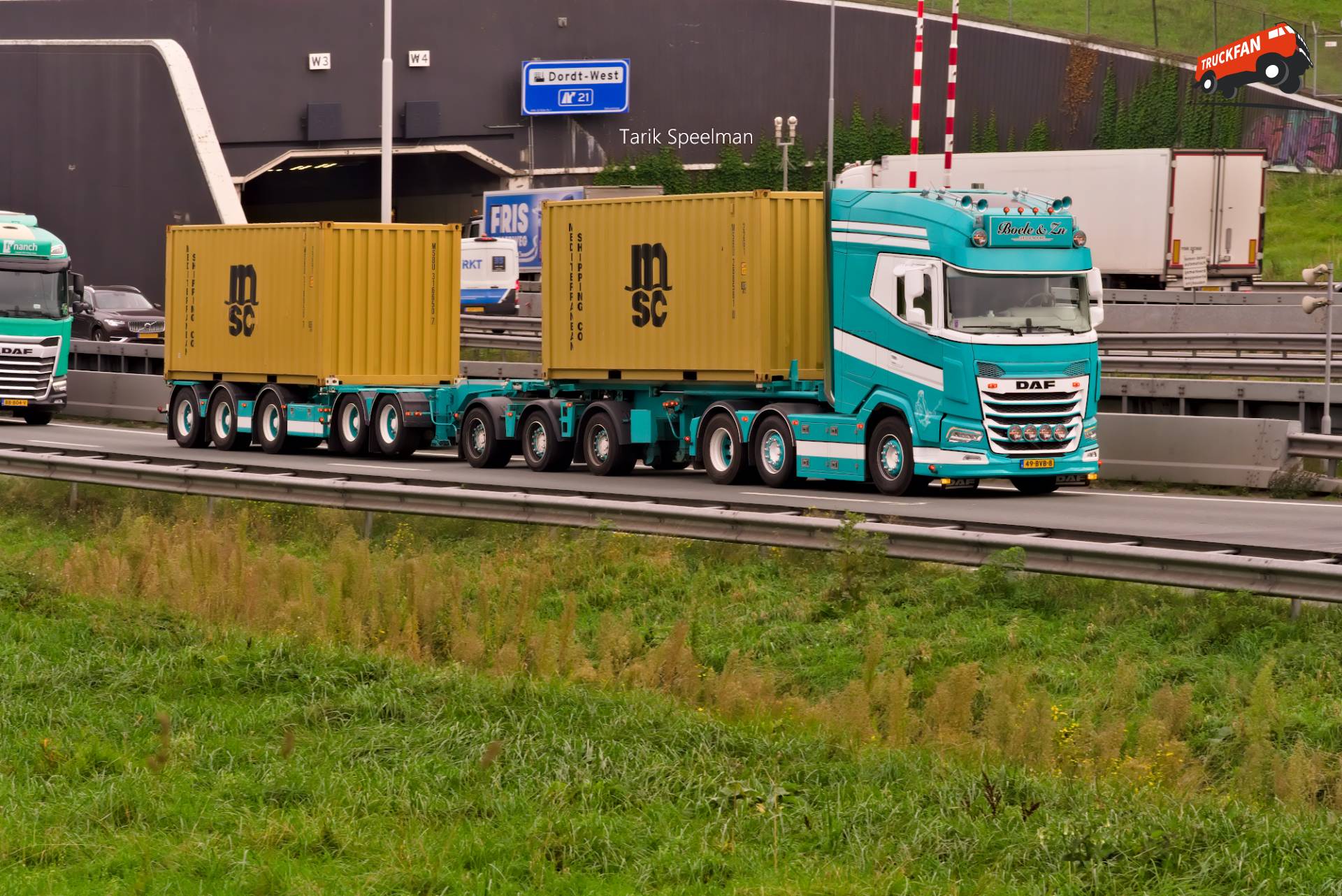 DAF XG+ 530 FTG vrachtwagen met container