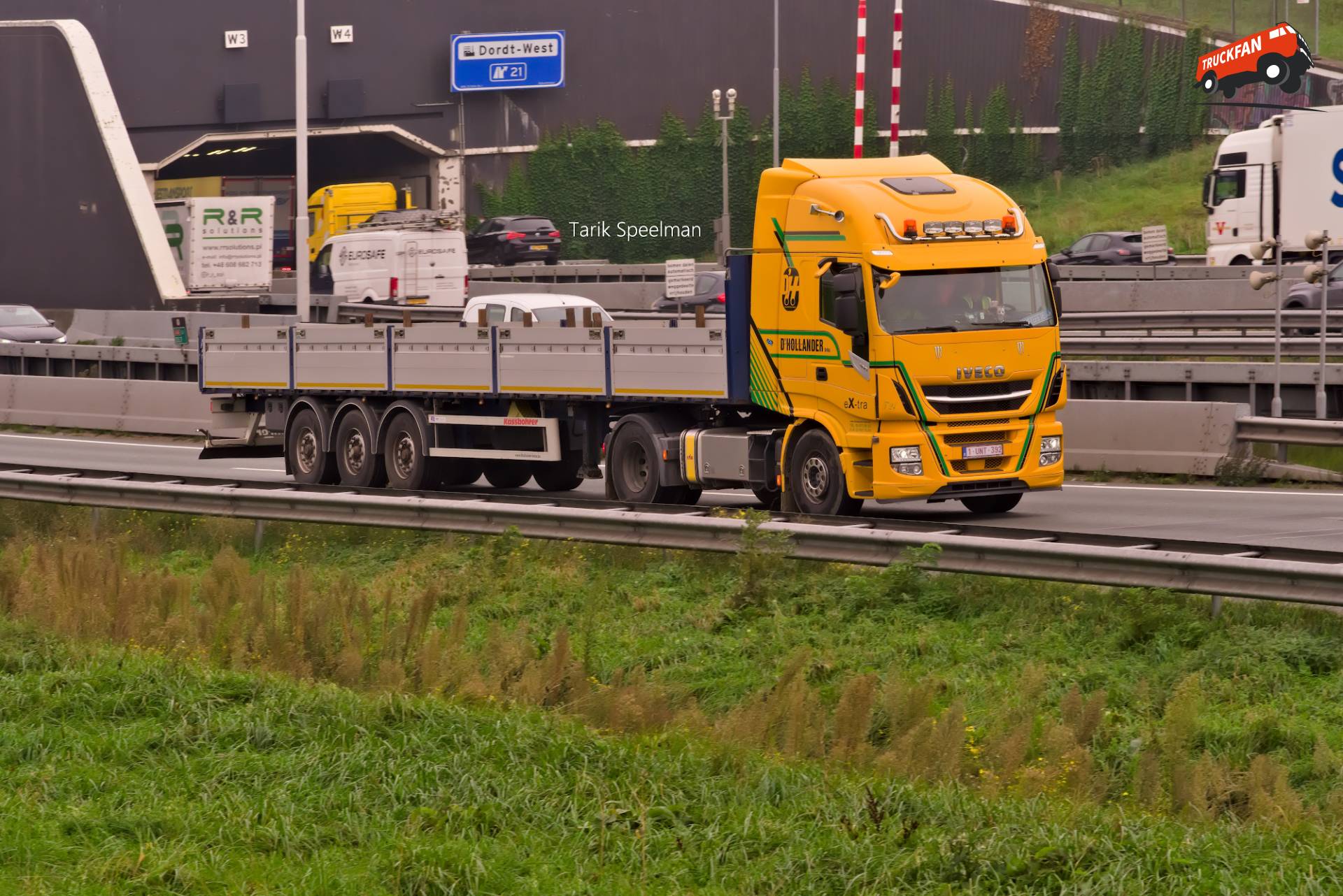 Iveco Stralis vrachtwagen met kenteken 1-UNT-392
