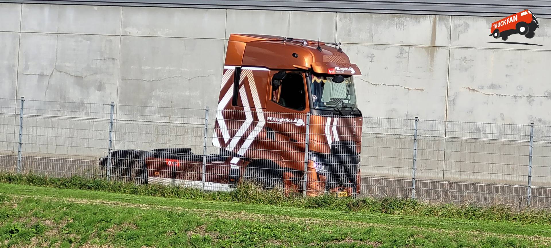 Renault T-serie vrachtwagen bij Pex Logistics