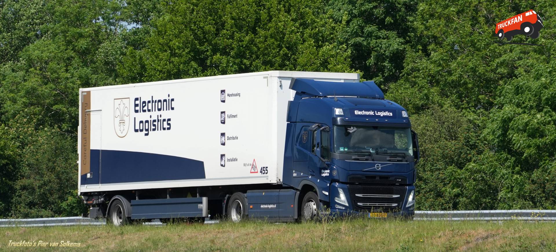 Volvo FM vrachtwagen nabij A7 Sneek