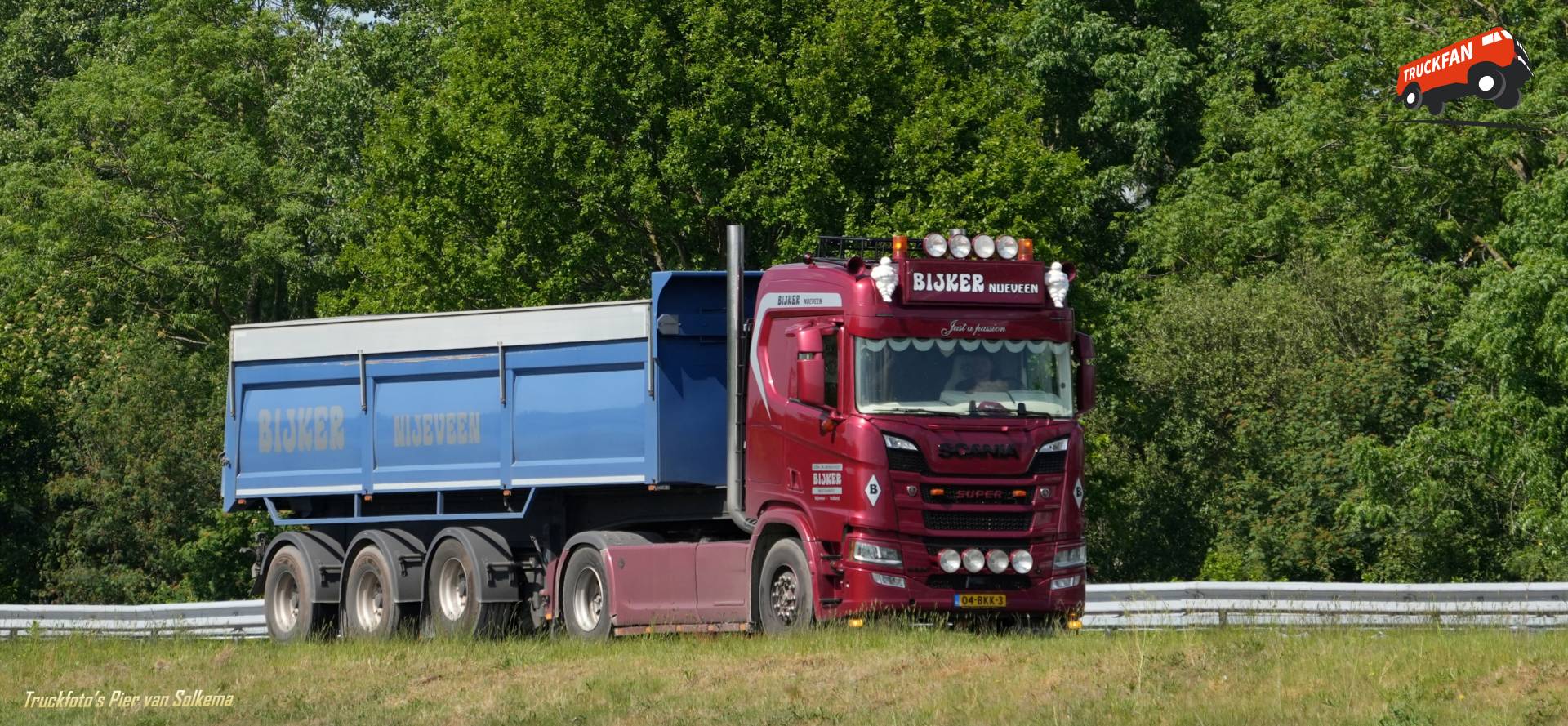 Scania R520 truck op locatie A7 Sneek