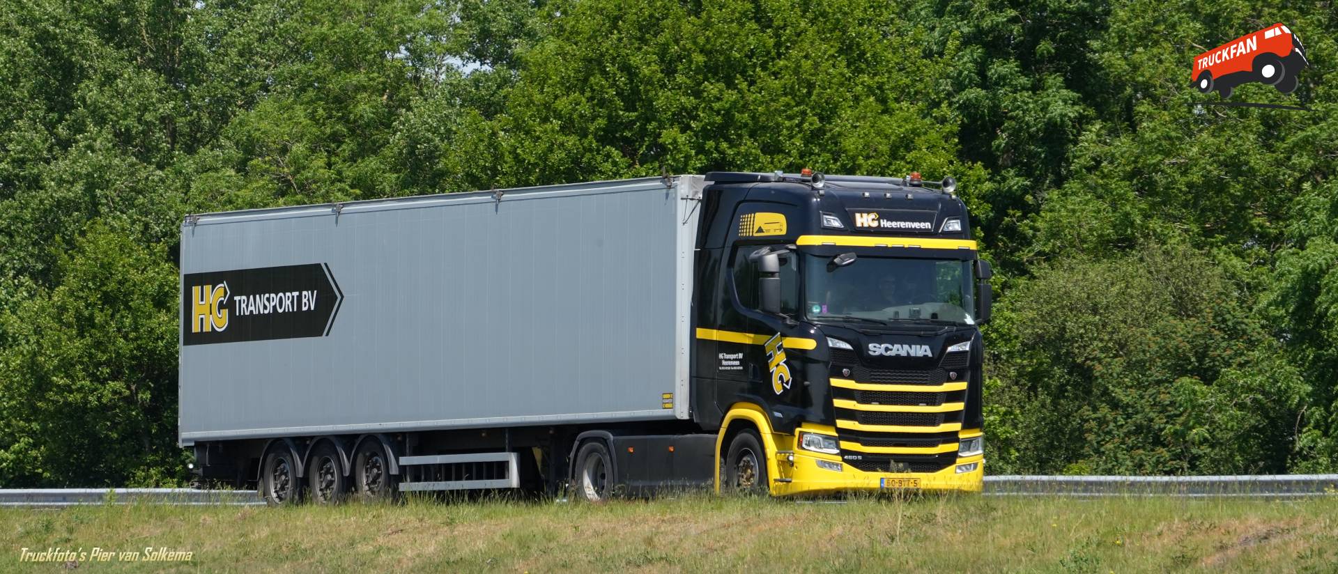 Scania 460S vrachtwagen van HG Transport