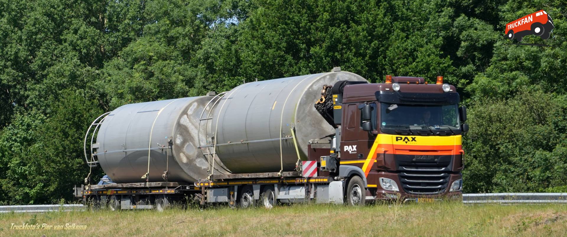 DAF XF vrachtwagen op A7 bij Sneek