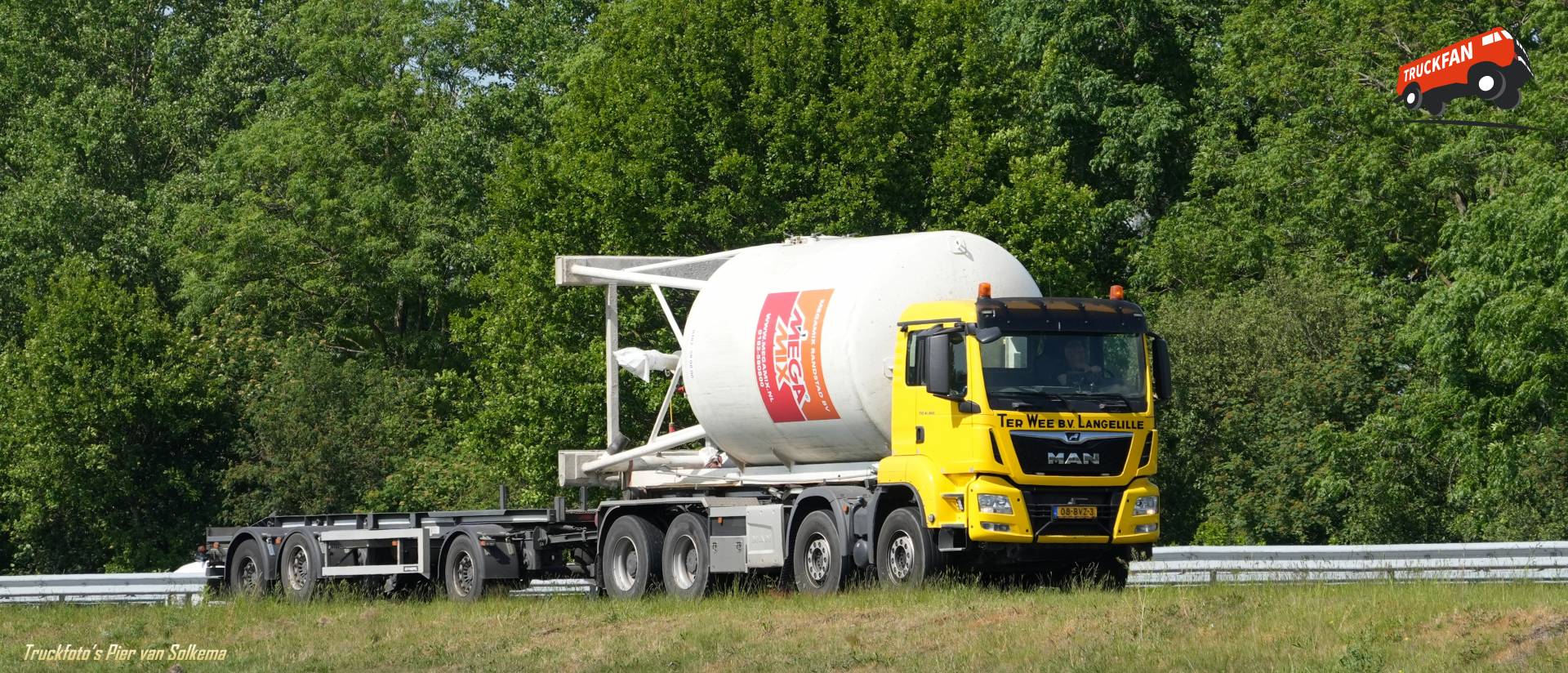 MAN TGS vrachtwagen bij A7 Sneek