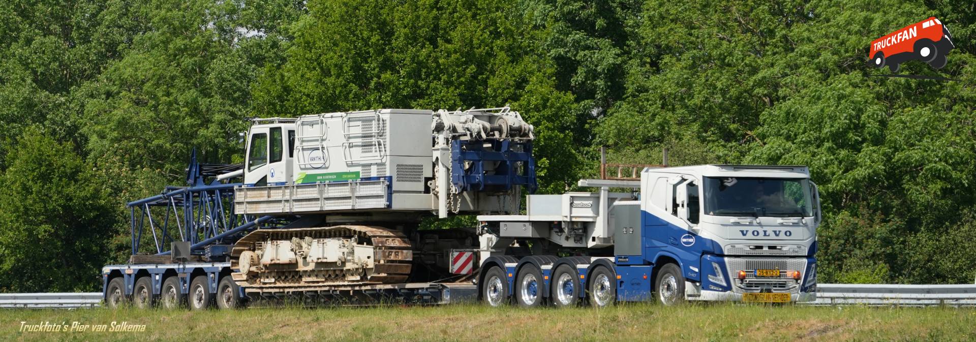 Volvo FM vrachtwagen op A7 bij Sneek