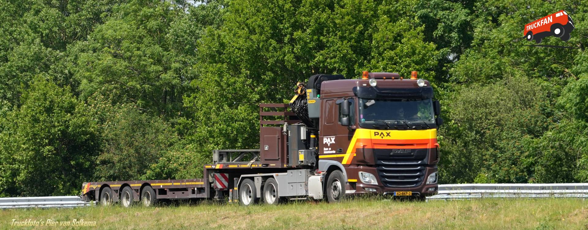 DAF XF vrachtwagen op A7 bij Sneek