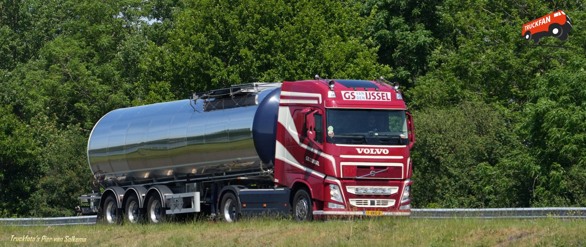 Volvo FH4 tanker truck on A7 Sneek