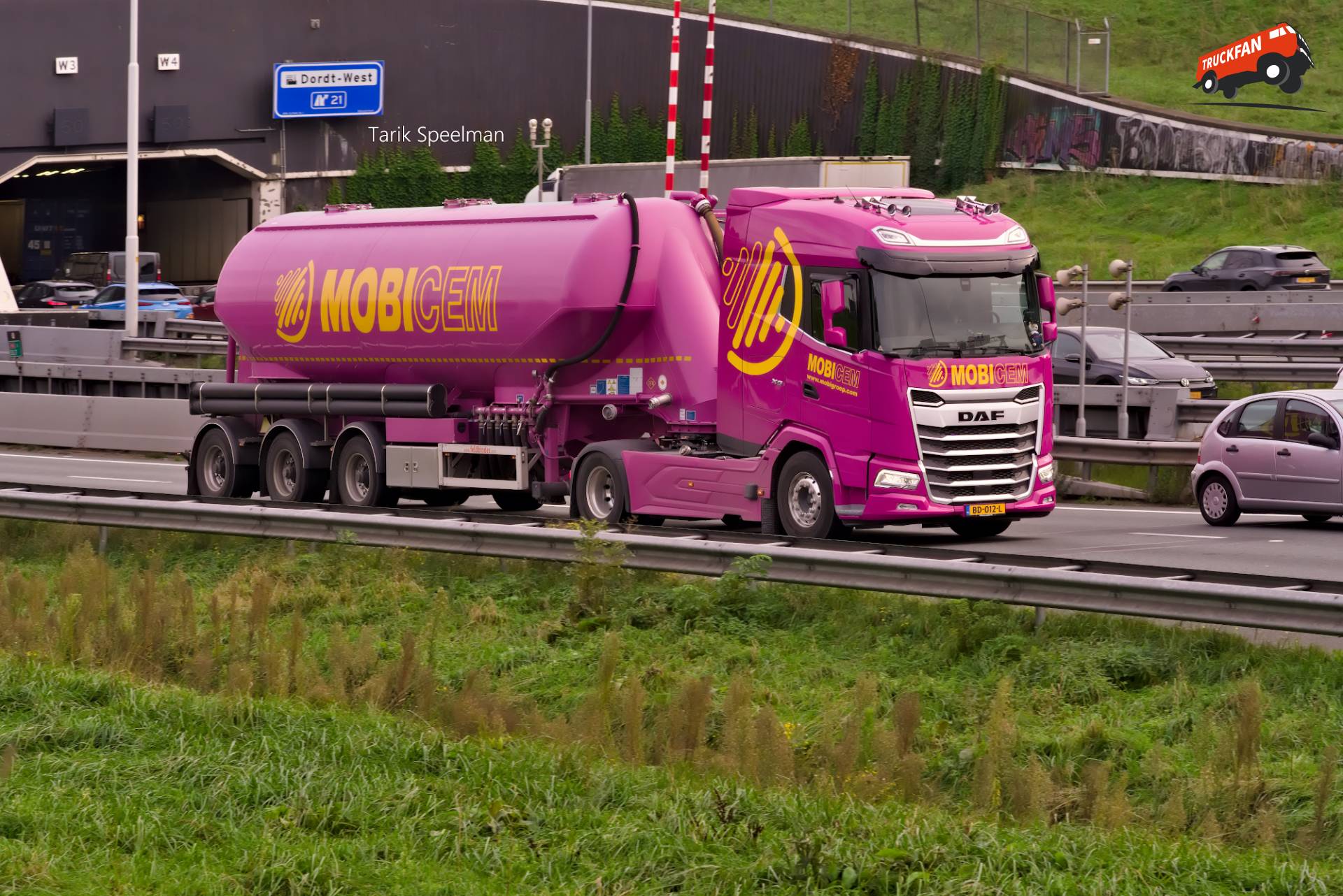 DAF XG vrachtwagen met kenteken BD-012-L
