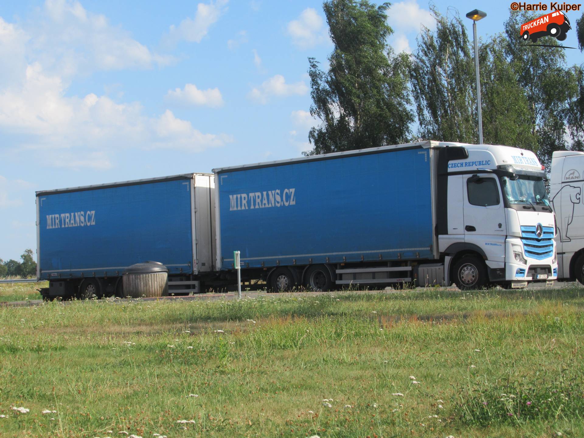 Mercedes-Benz Actros op parkeerplaats Zwinderscheveld