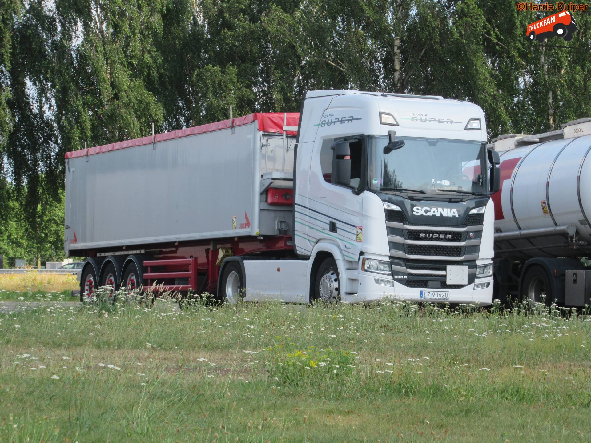 Scania 500R op parkeerplaats Zwinderscheveld