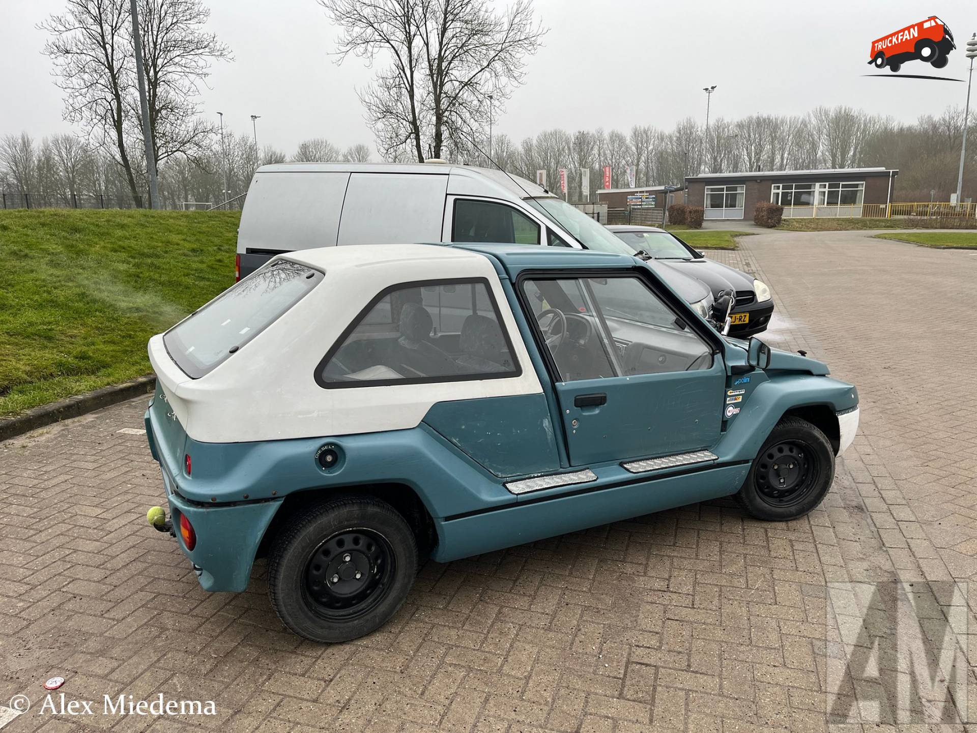Zij-aanzicht Mega Club met de rest van mijn wagenpark op de achtergrond