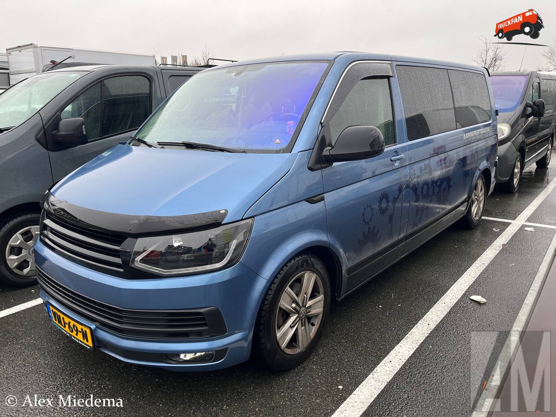 Volkswagen Transporter T6 op deelnemersparking Racing Expo Leeuwarden