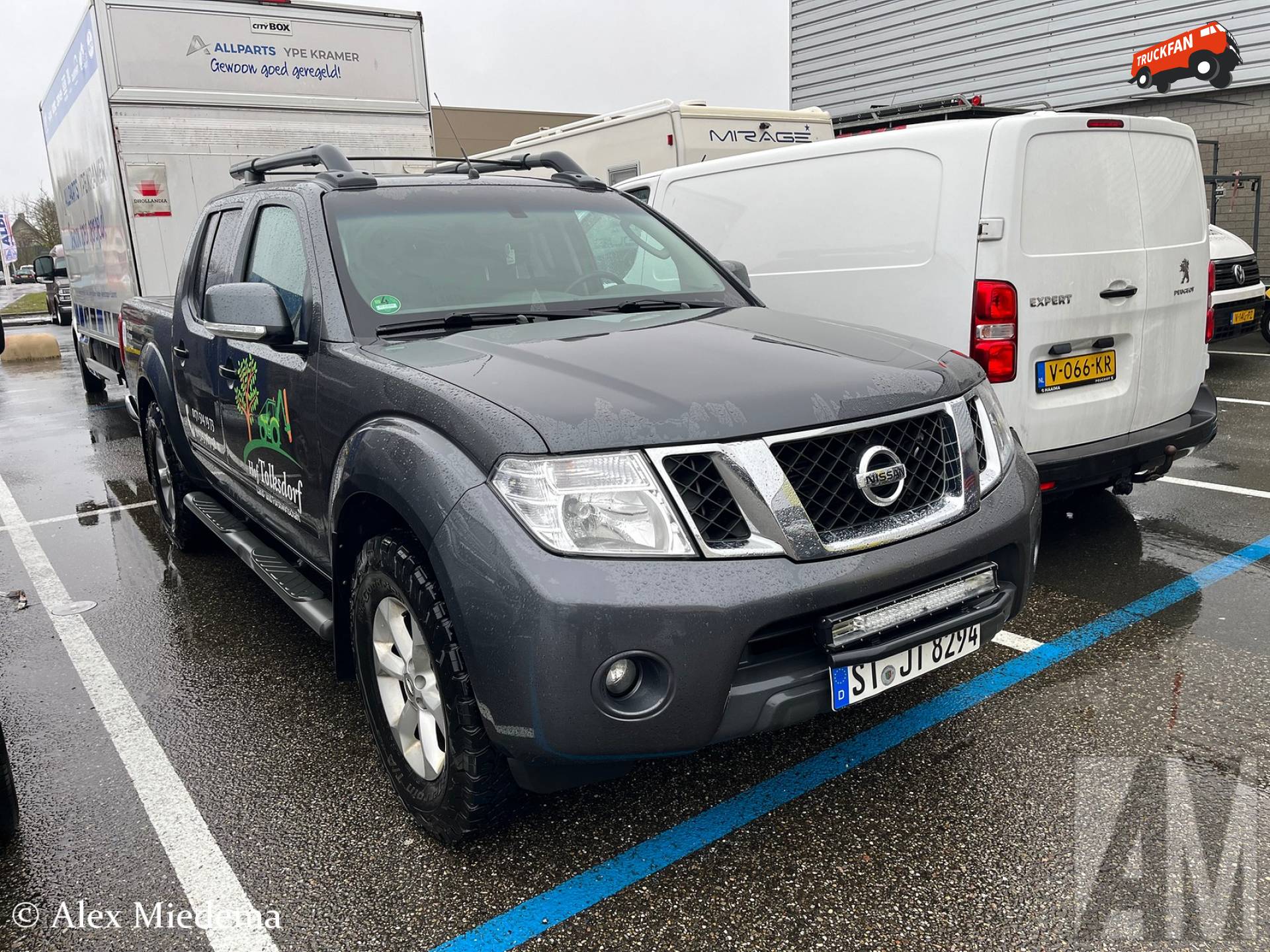 Nissan Navara op deelnemersparking Racing Expo Leeuwarden
