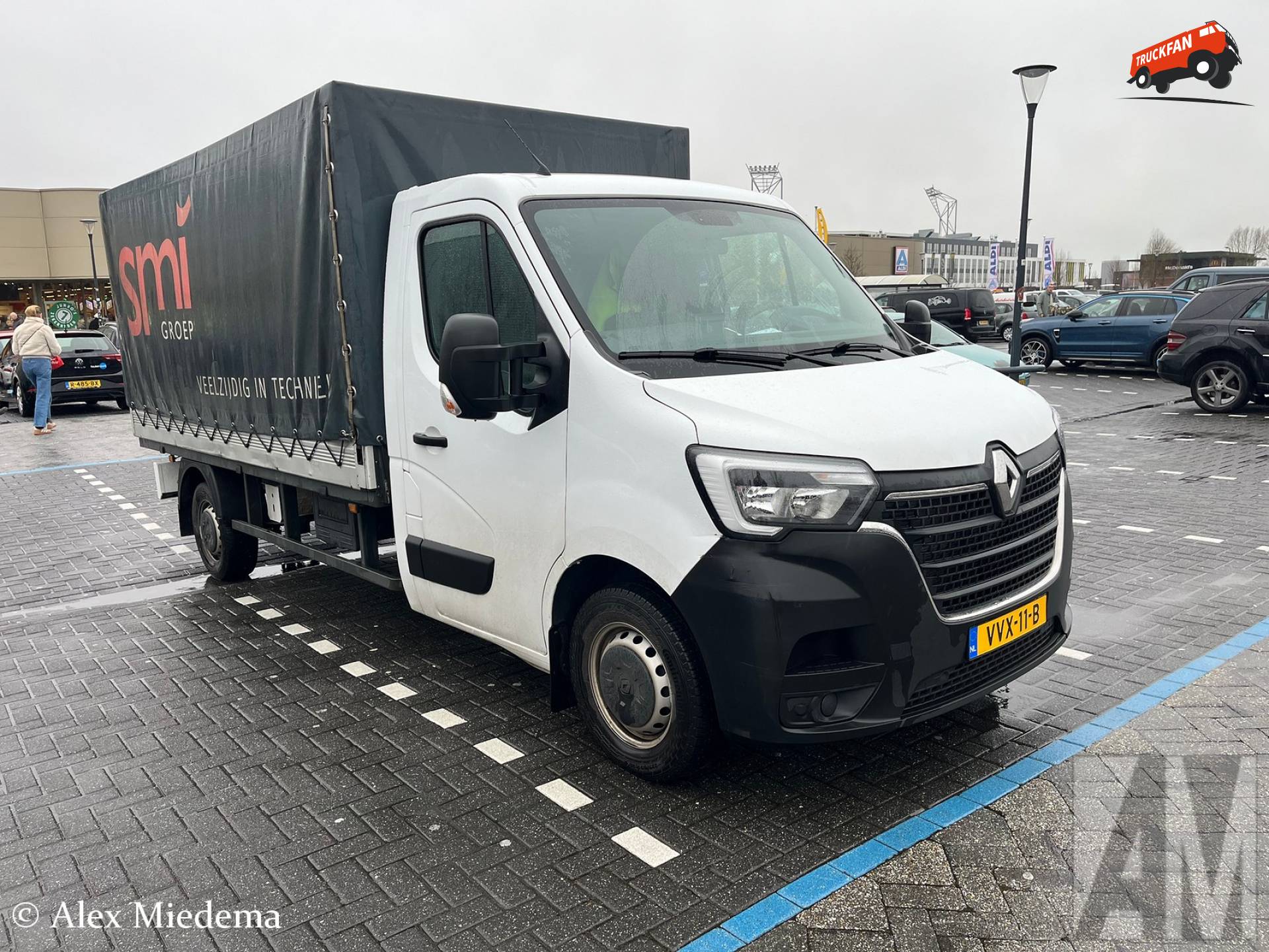 Renault Master bij Jumbo Stadionplein Leeuwarden