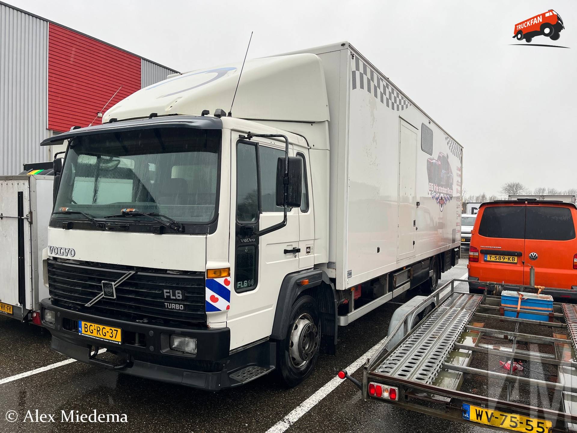 Volvo FL614 op deelnemersparking Racing Expo Leeuwarden