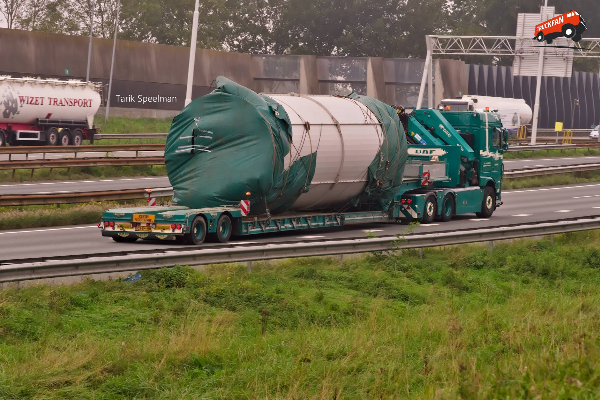 DAF XF Euro 6 vrachtwagen met Broshuis trailer