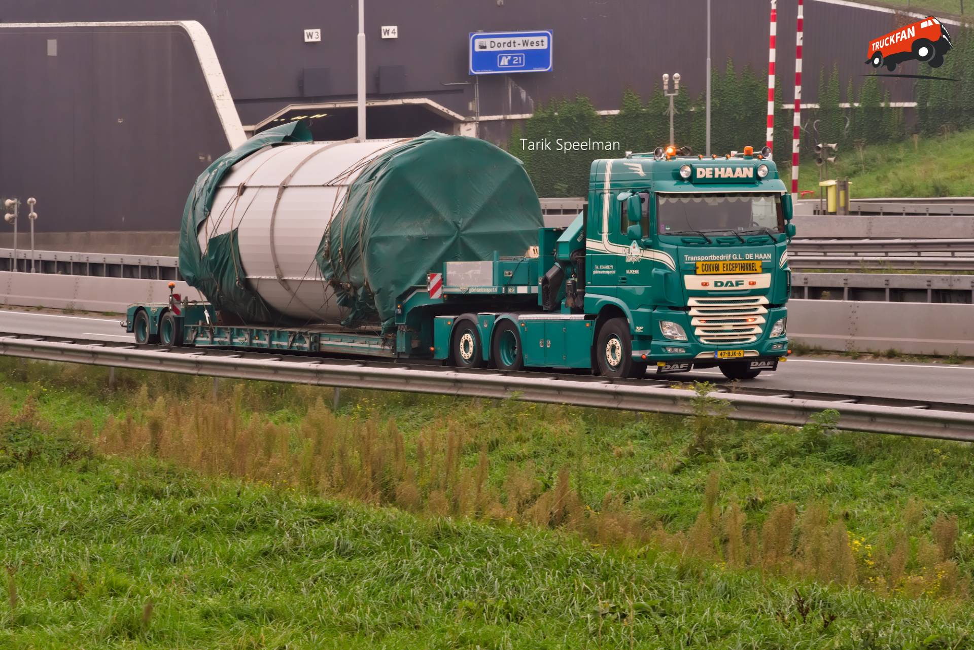 DAF XF Euro 6 vrachtwagen met Broshuis oplegger
