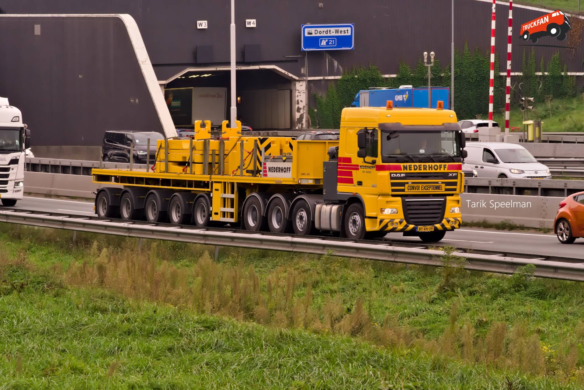 DAF XF105 en Nooteboom OVB-90-05 zwaartransport